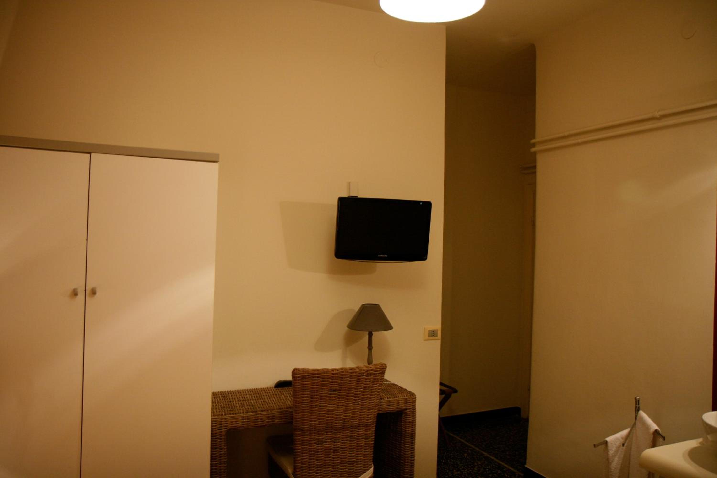 Double Room - Photo 7