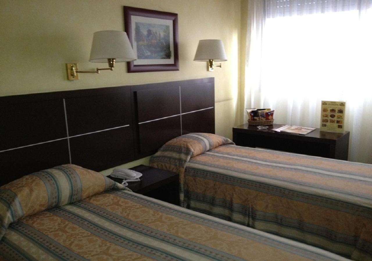 Twin Room - Photo 3