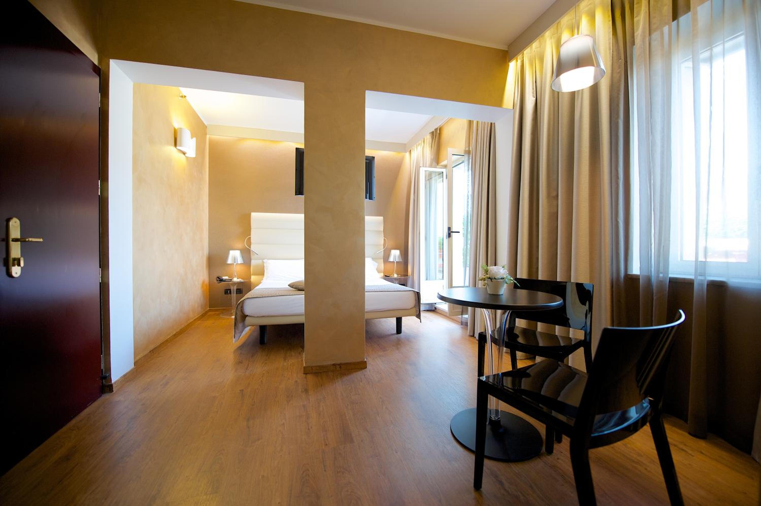 Deluxe Queen Room - Photo 10