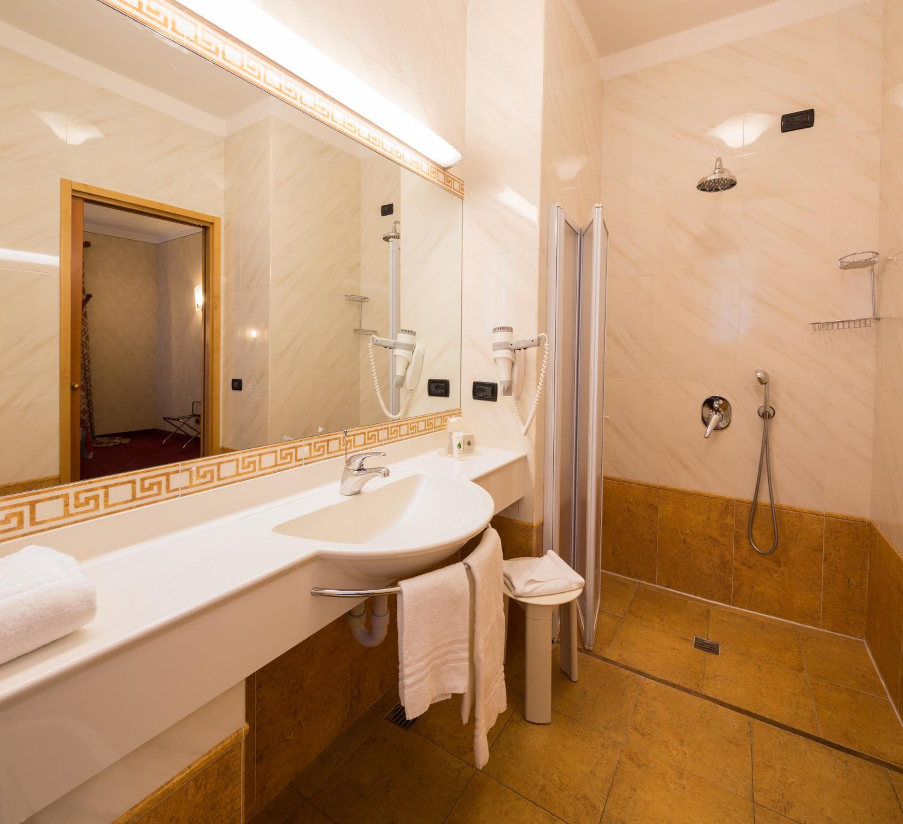 Classic Queen Room - Photo 4