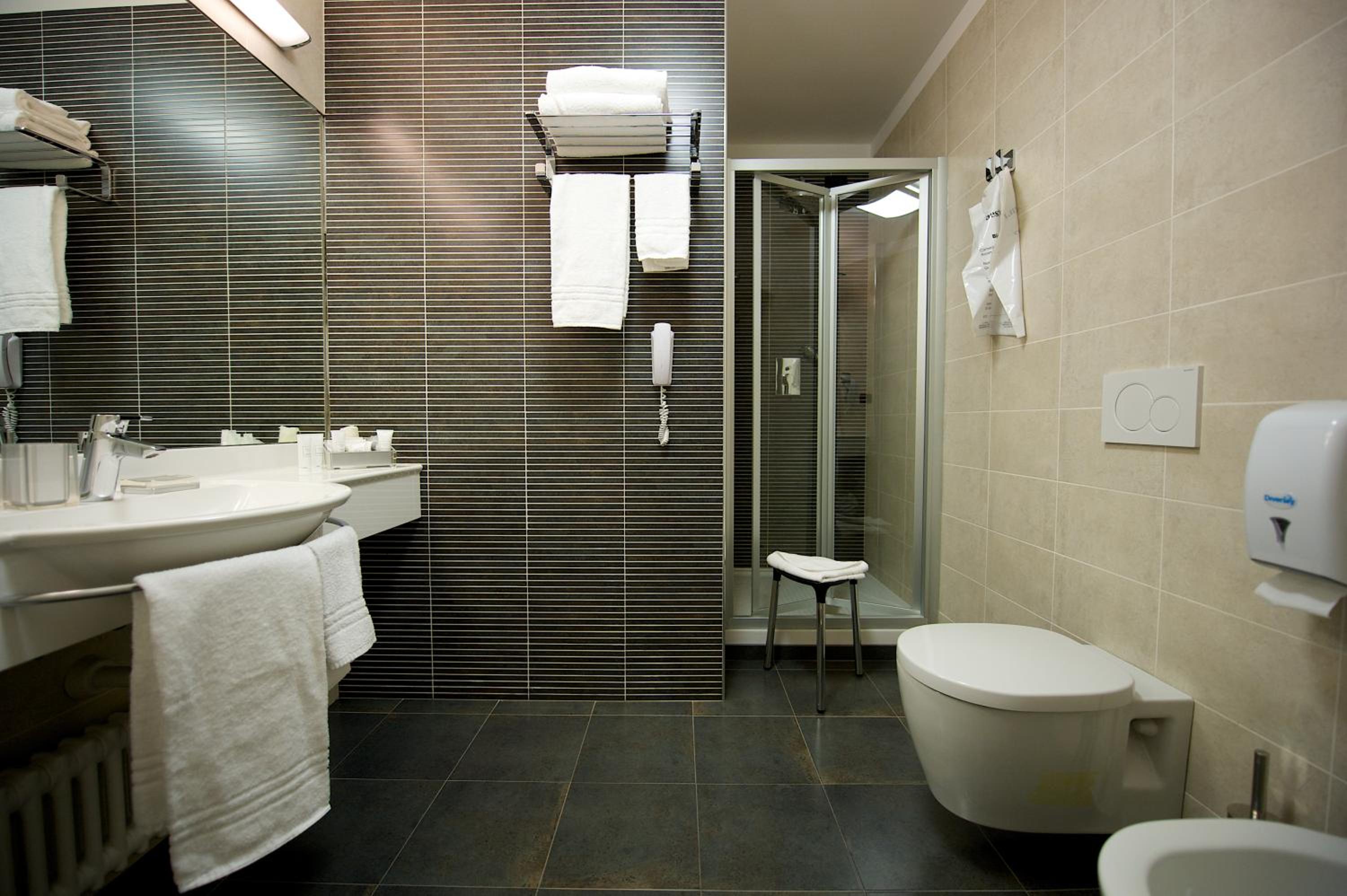 Deluxe Queen Room - Photo 12
