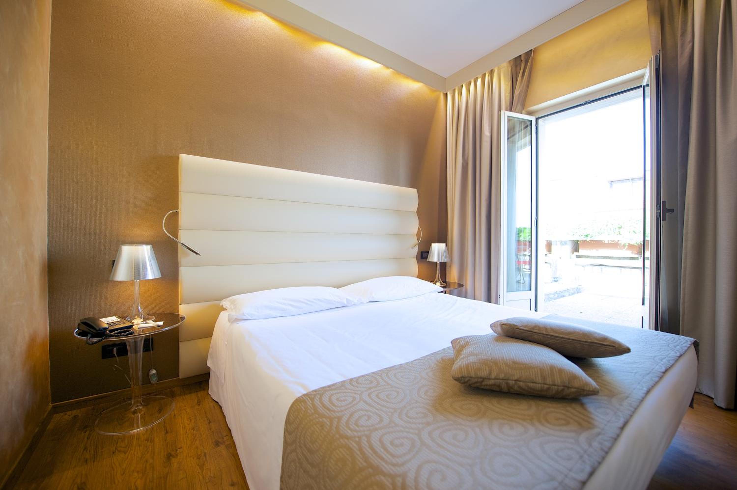 Deluxe Queen Room - Photo 15