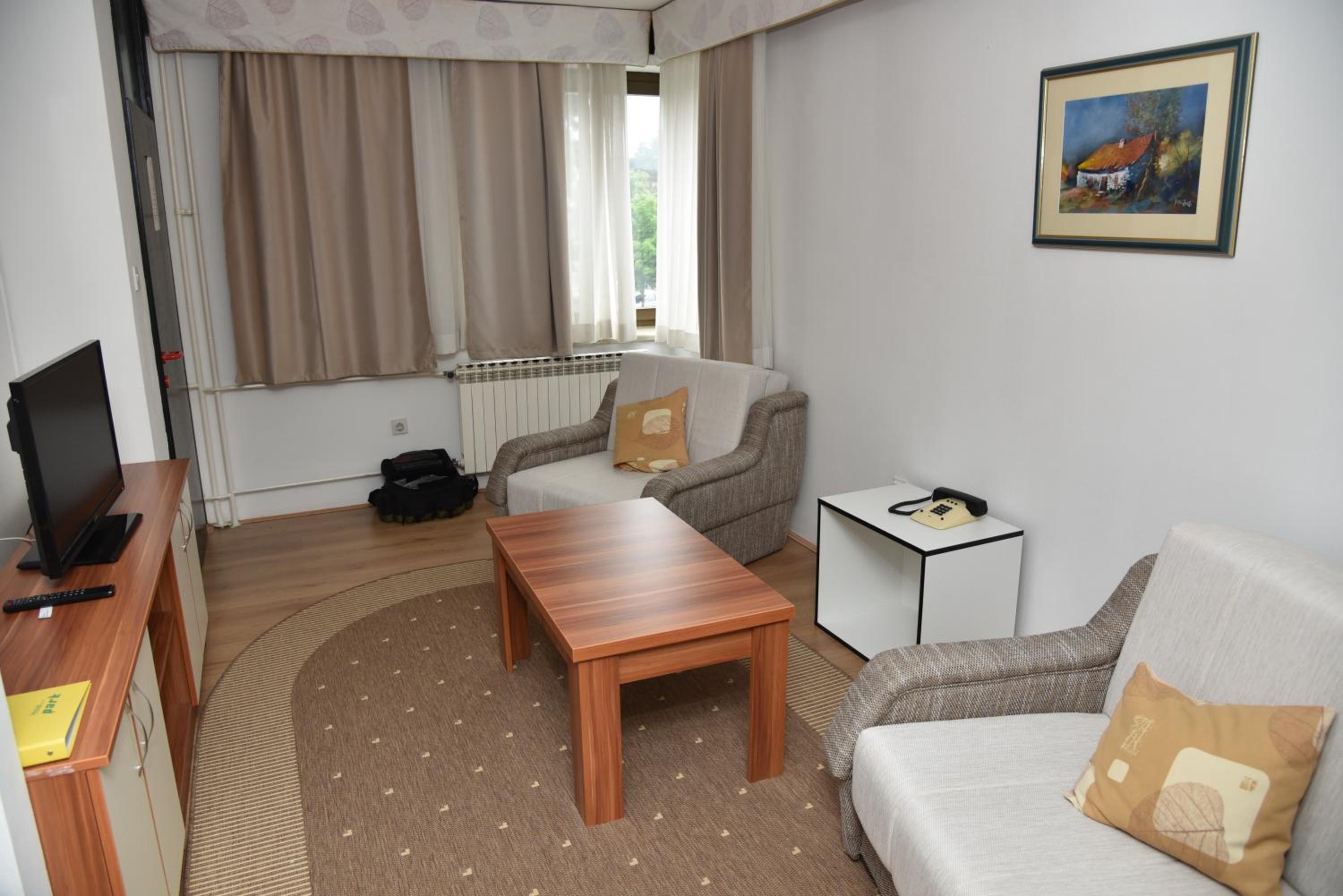 Suite - Photo 1