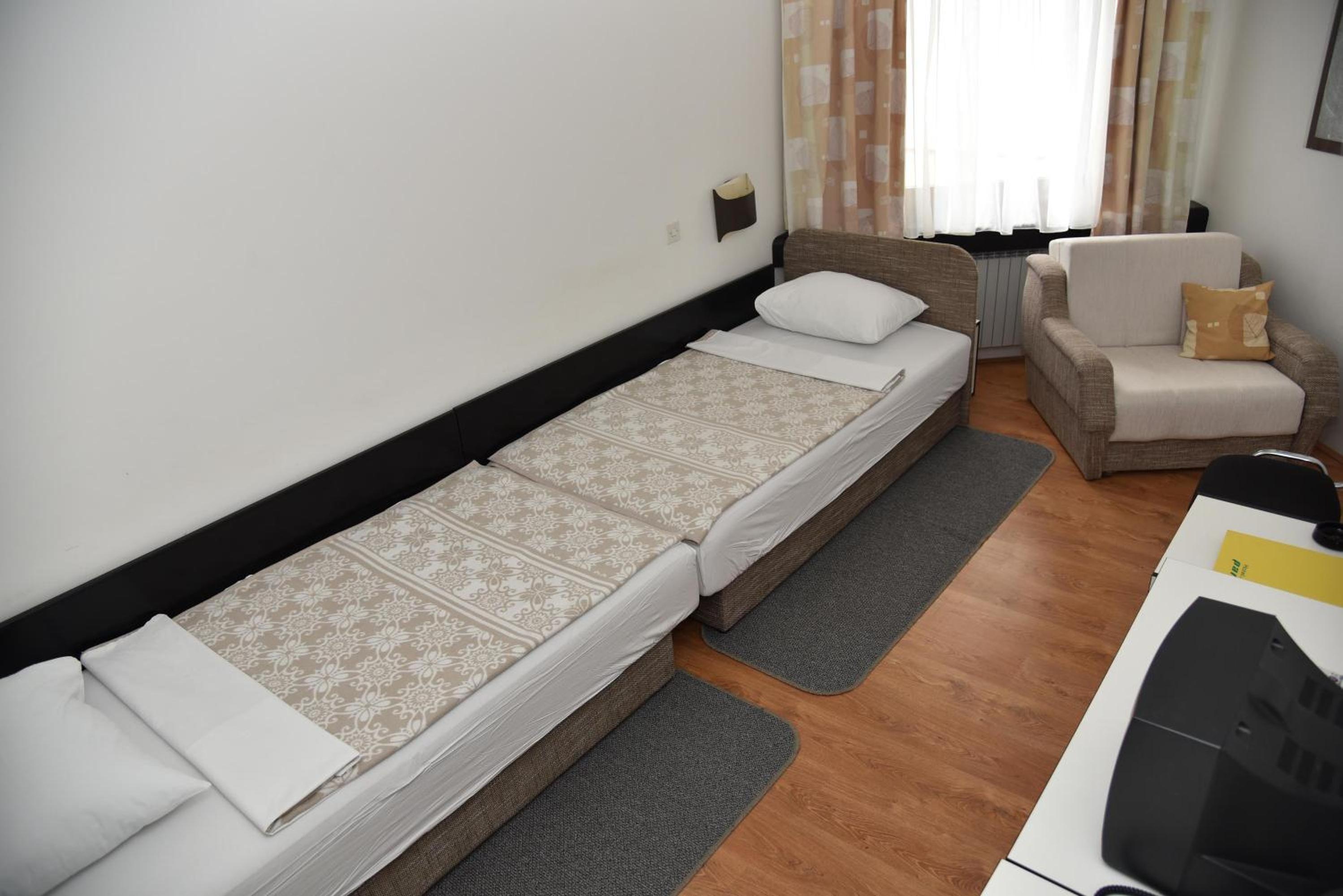 Twin Room with Bathroom - Photo 1