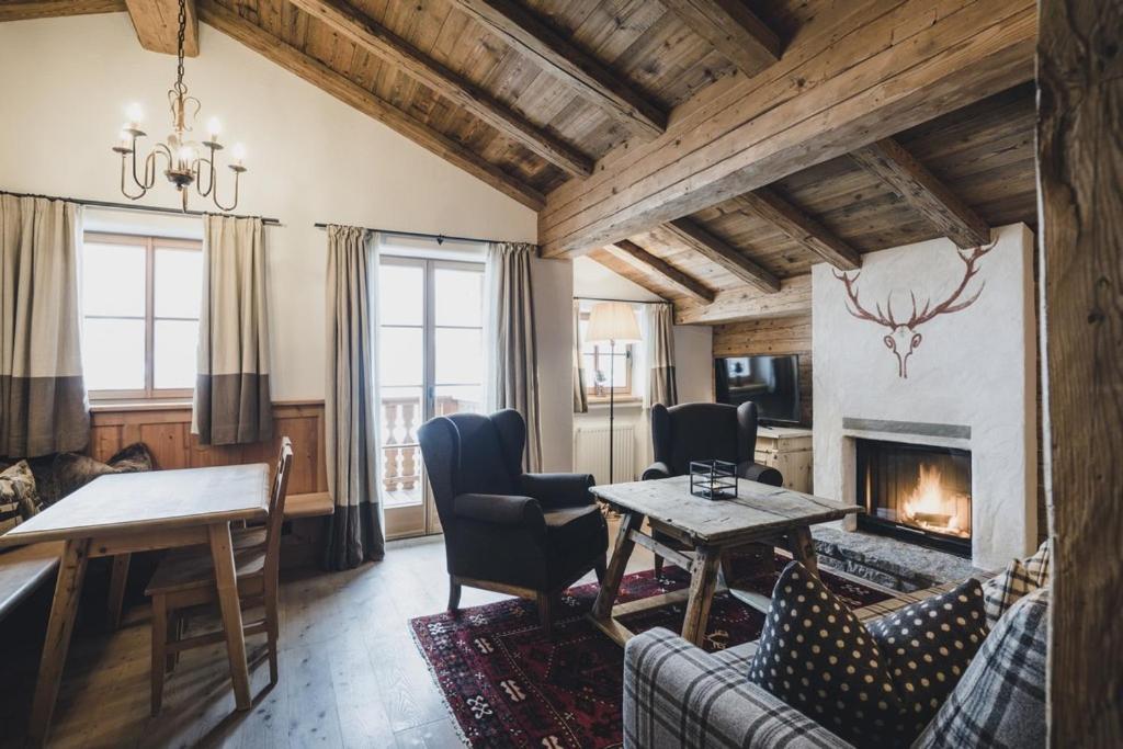 Deluxe Suite with Fireplace photo 1