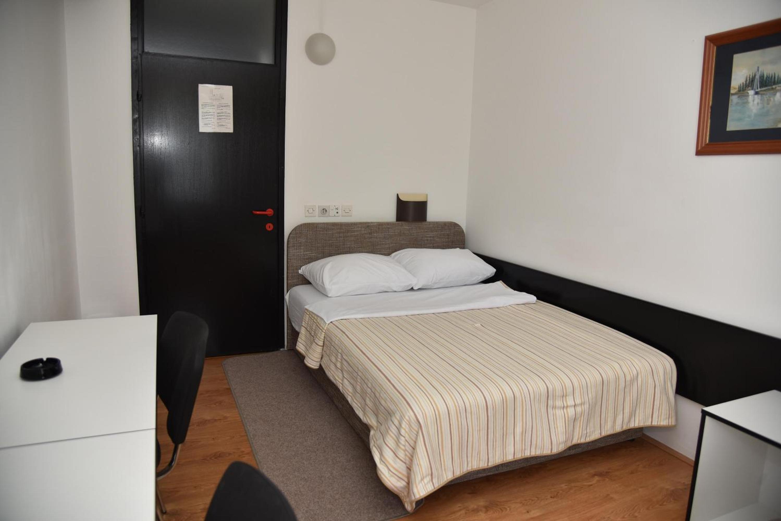 Single Room with Bathroom photo 3