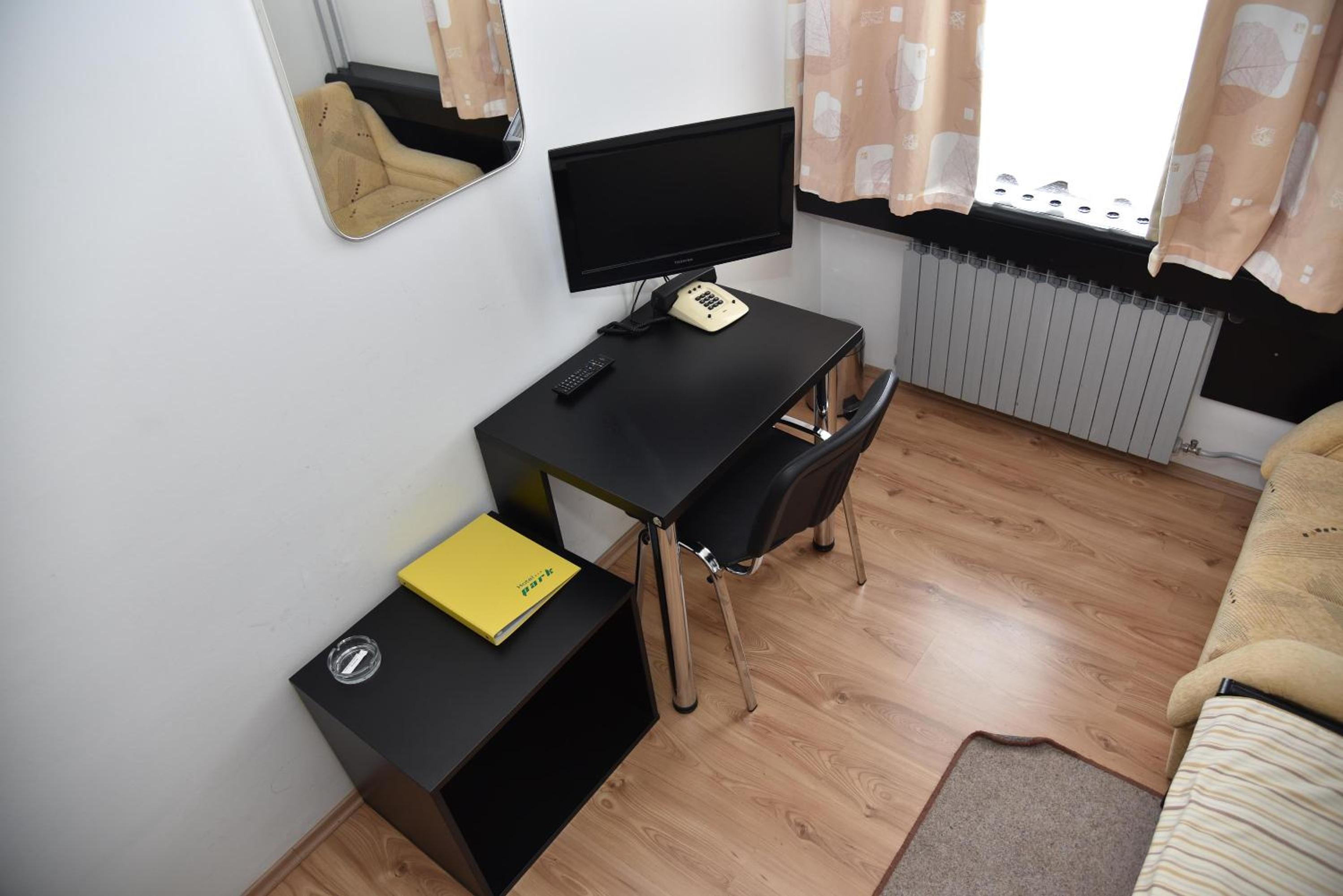 Single Room with Bathroom photo 2