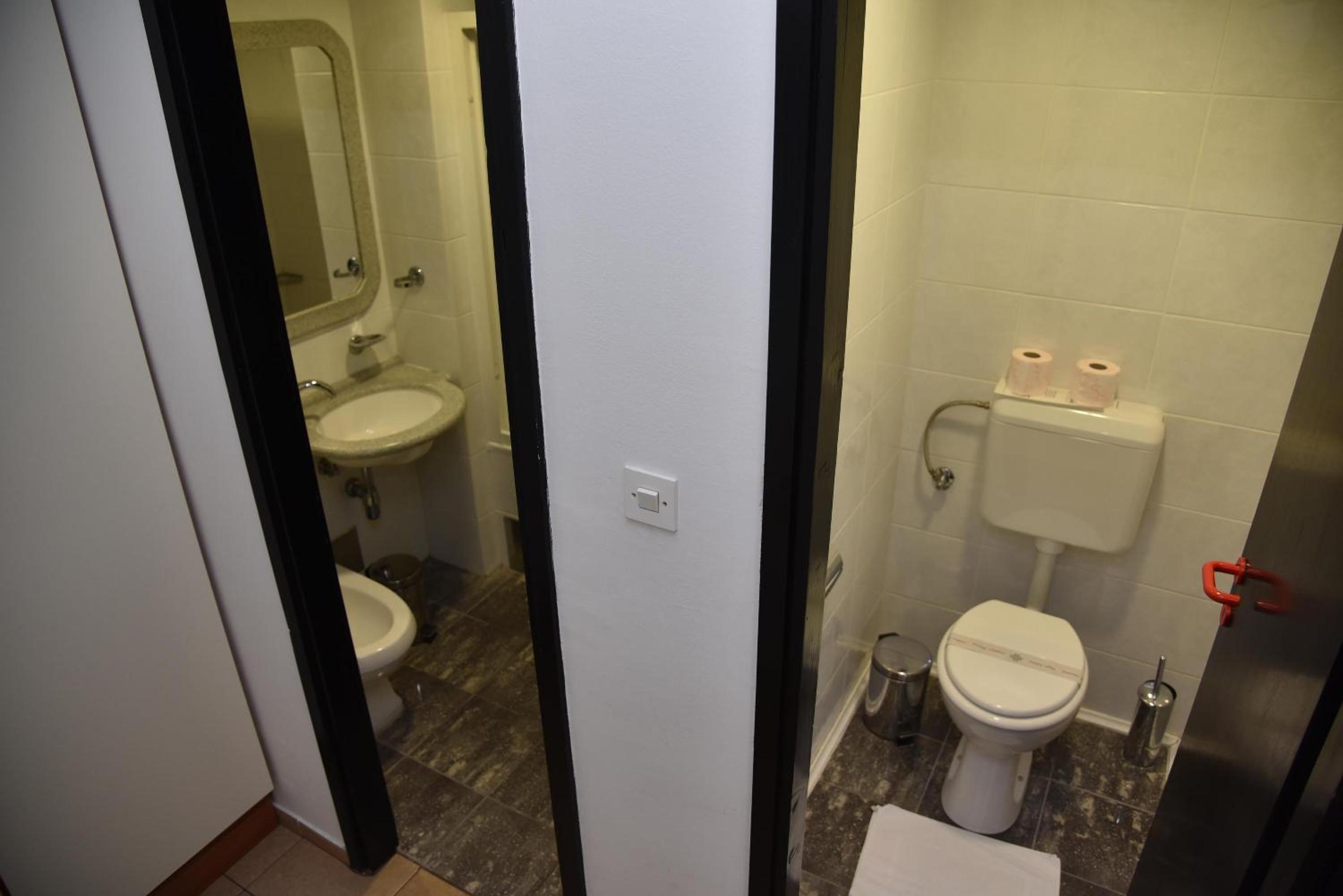 Twin Room with Bathroom - Photo 2