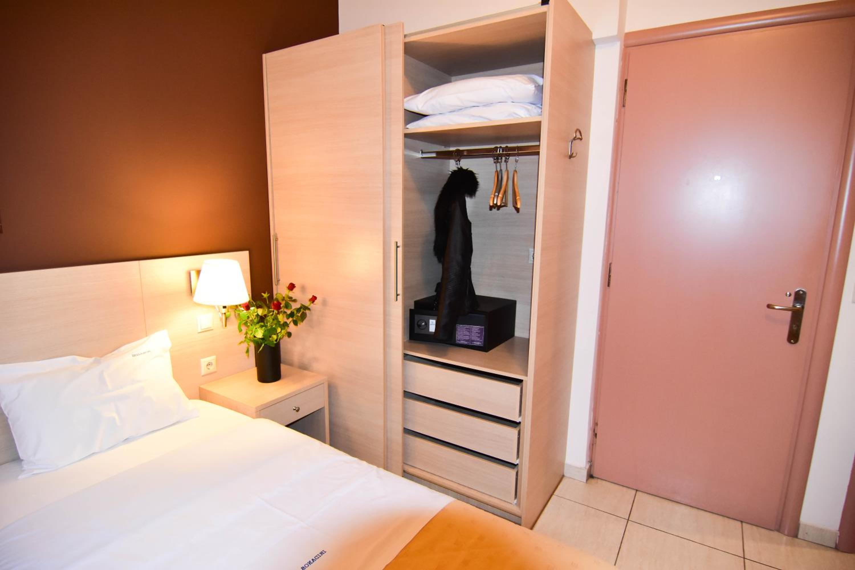 Double Room - Photo 6