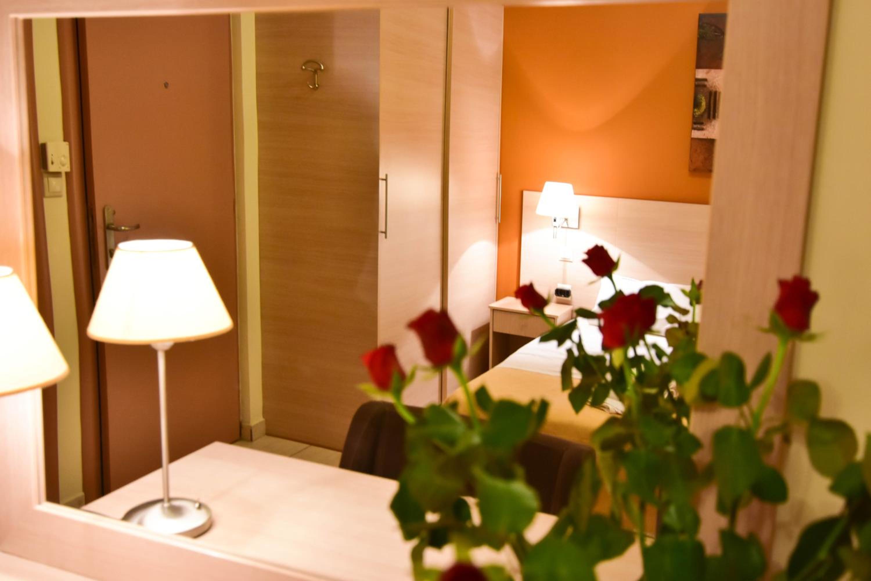 Double Room - Photo 8