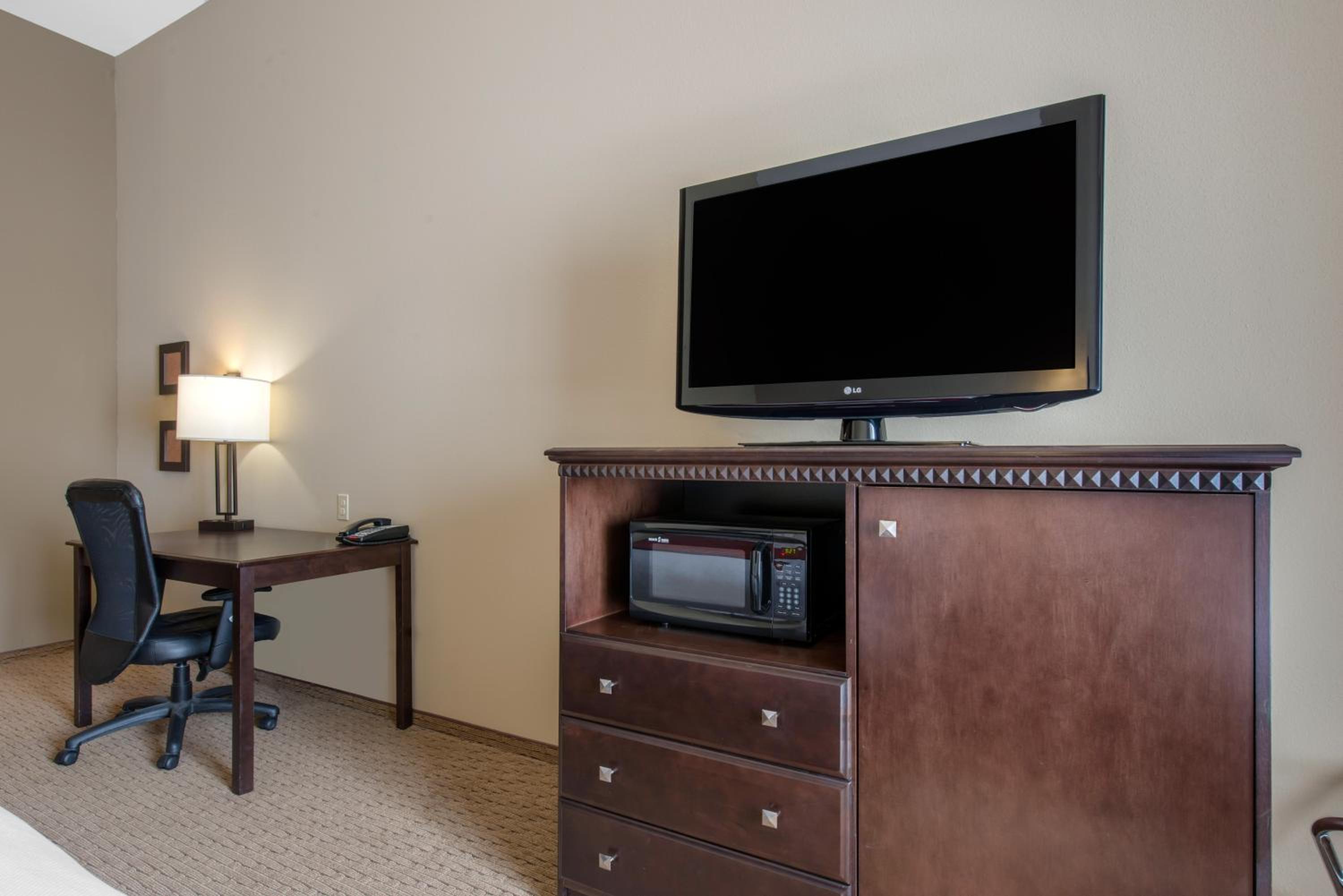 Queen Suite - Non-Smoking photo 3