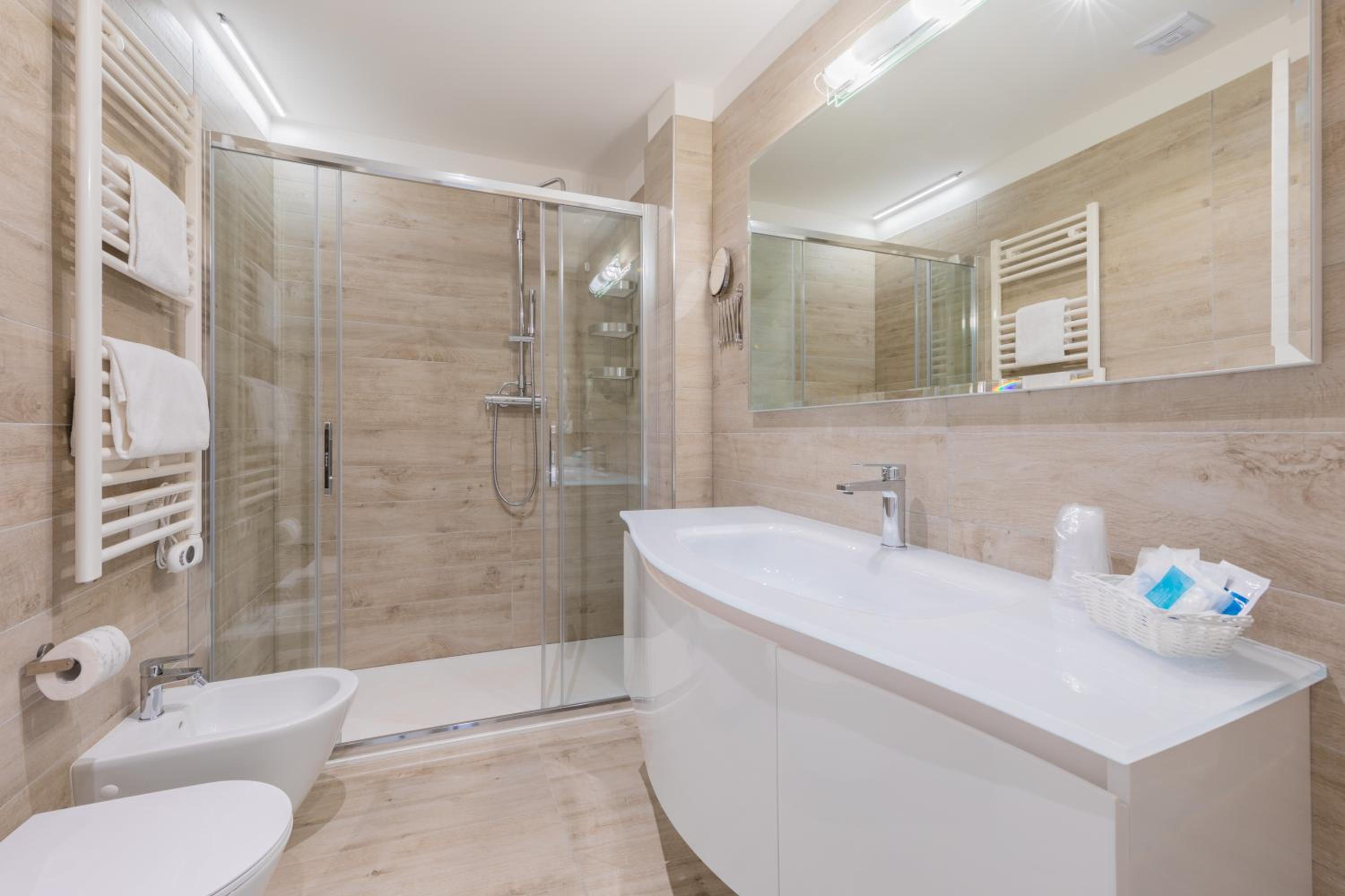 Quadruple Room with Balcony - Photo 7