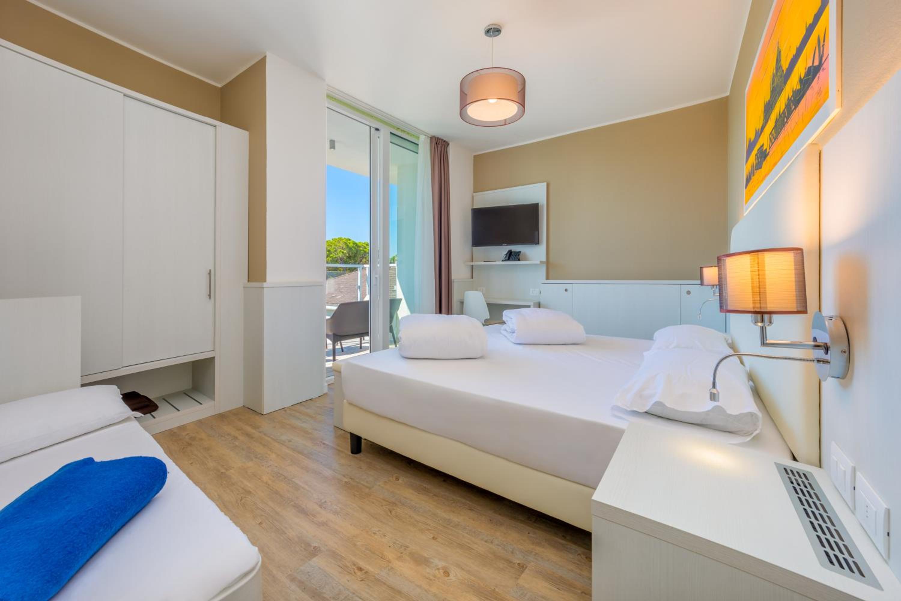 Quadruple Room with Balcony - Photo 8