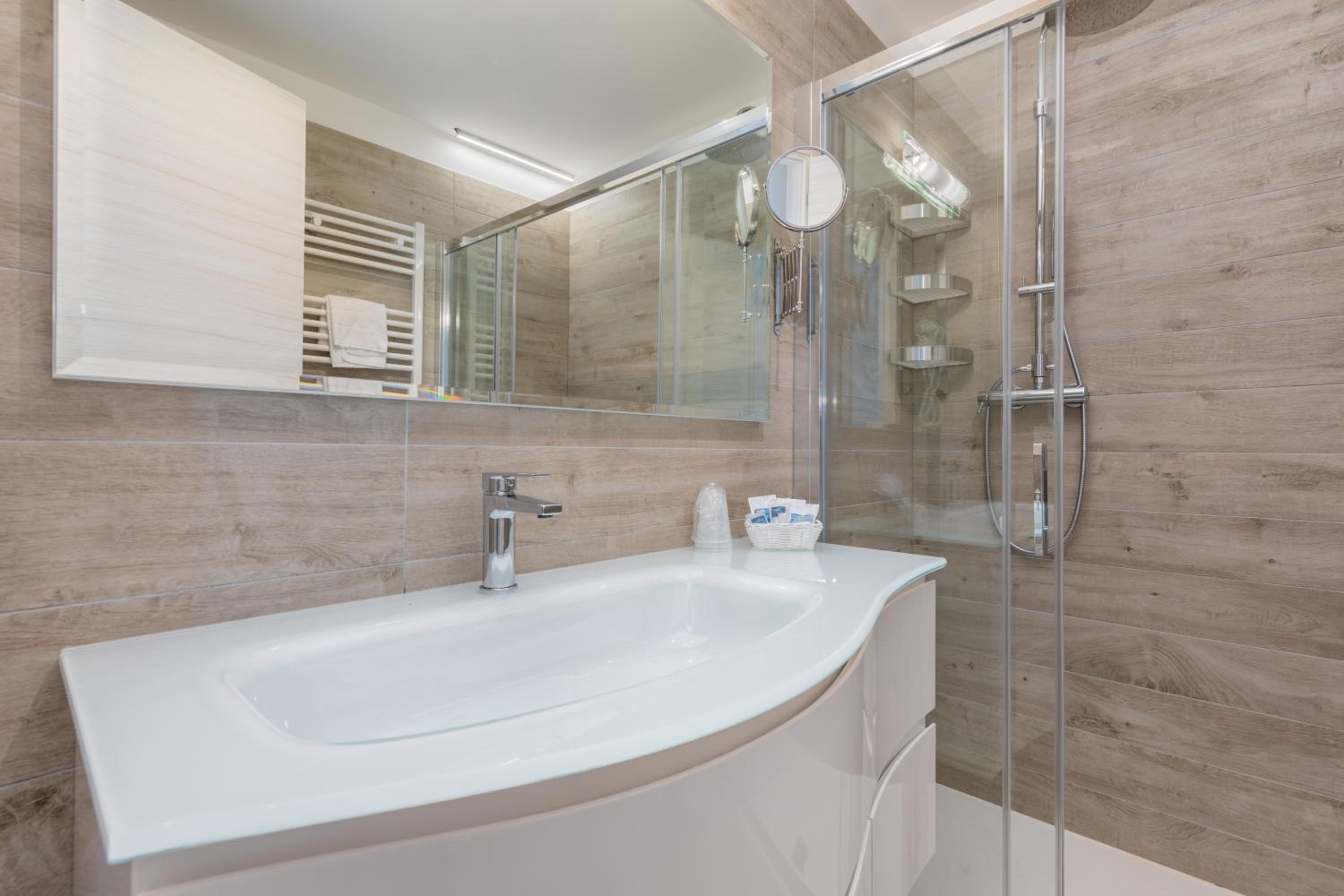 Deluxe Double Room with Side Sea View - Photo 12