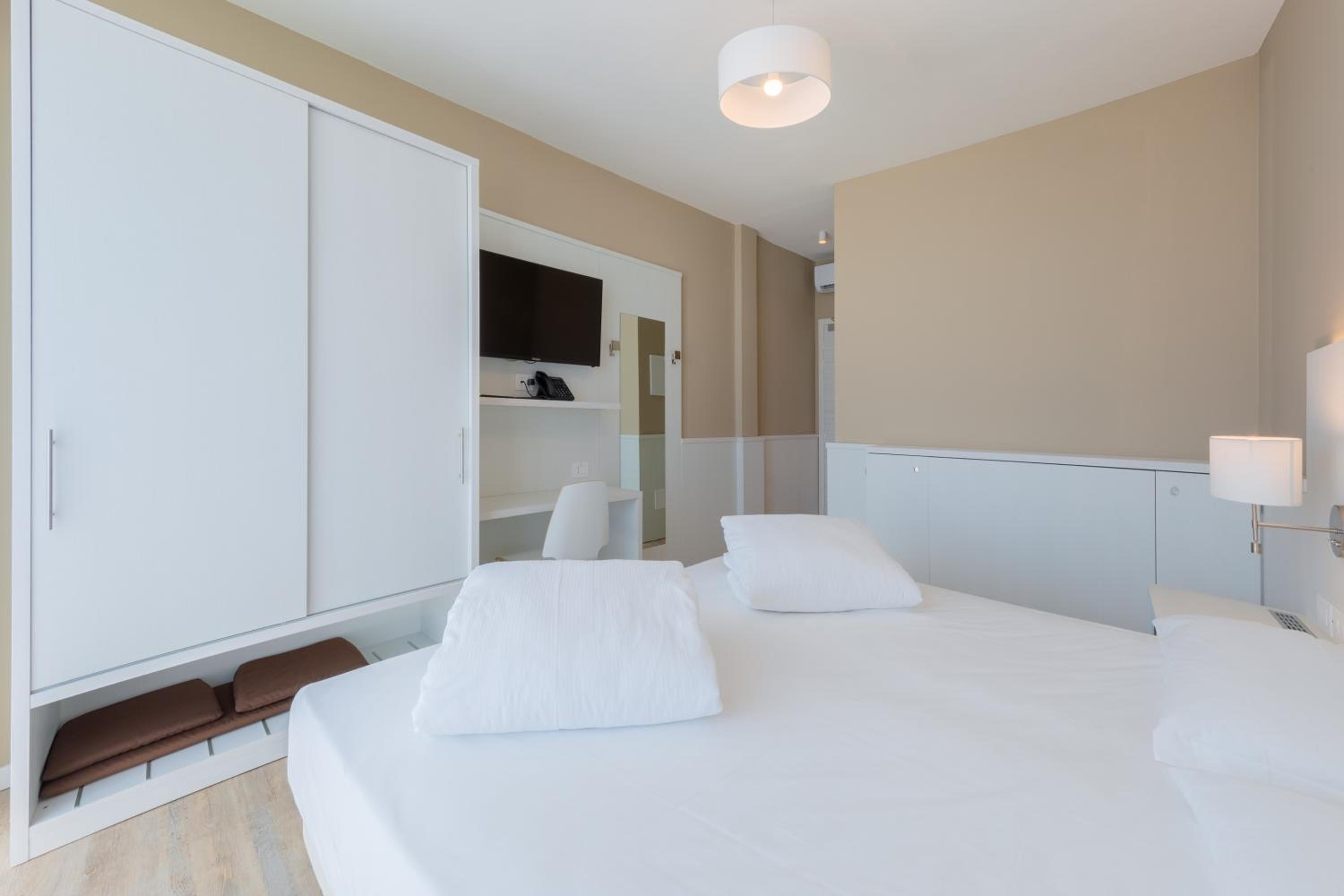 Deluxe Double Room with Side Sea View - Photo 6