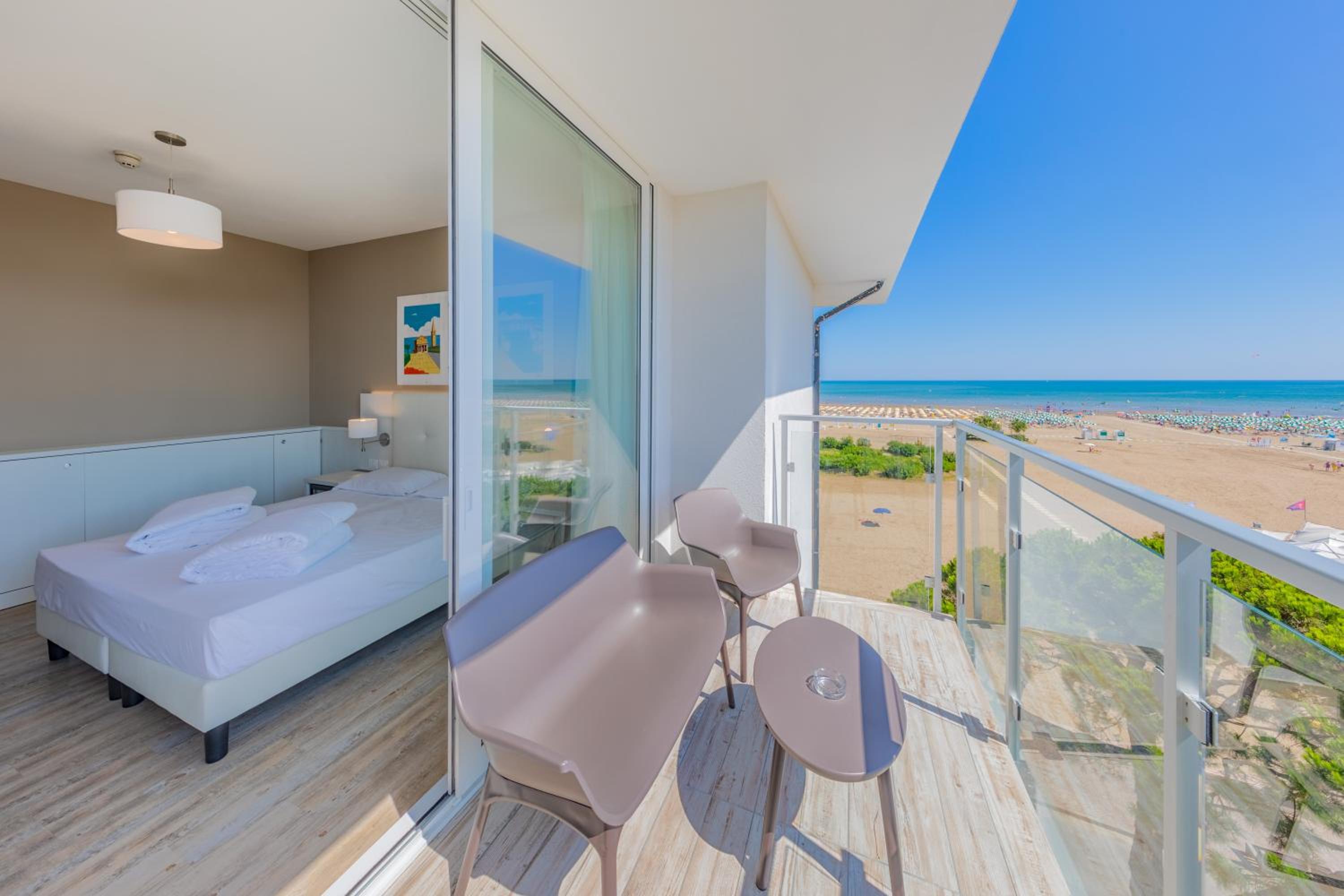 Deluxe Double Room with Side Sea View - Photo 4