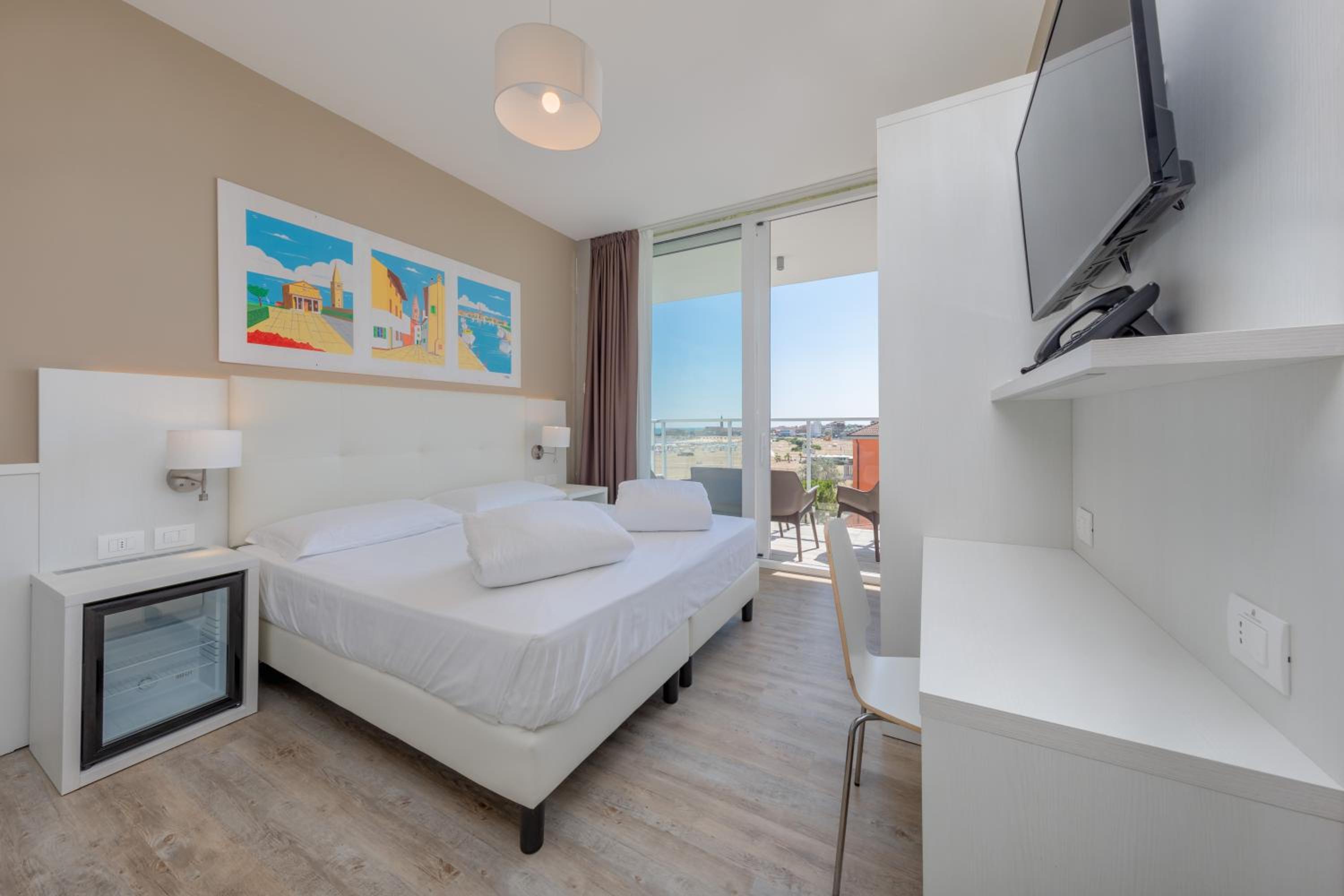 Deluxe Double Room with Side Sea View - Photo 7