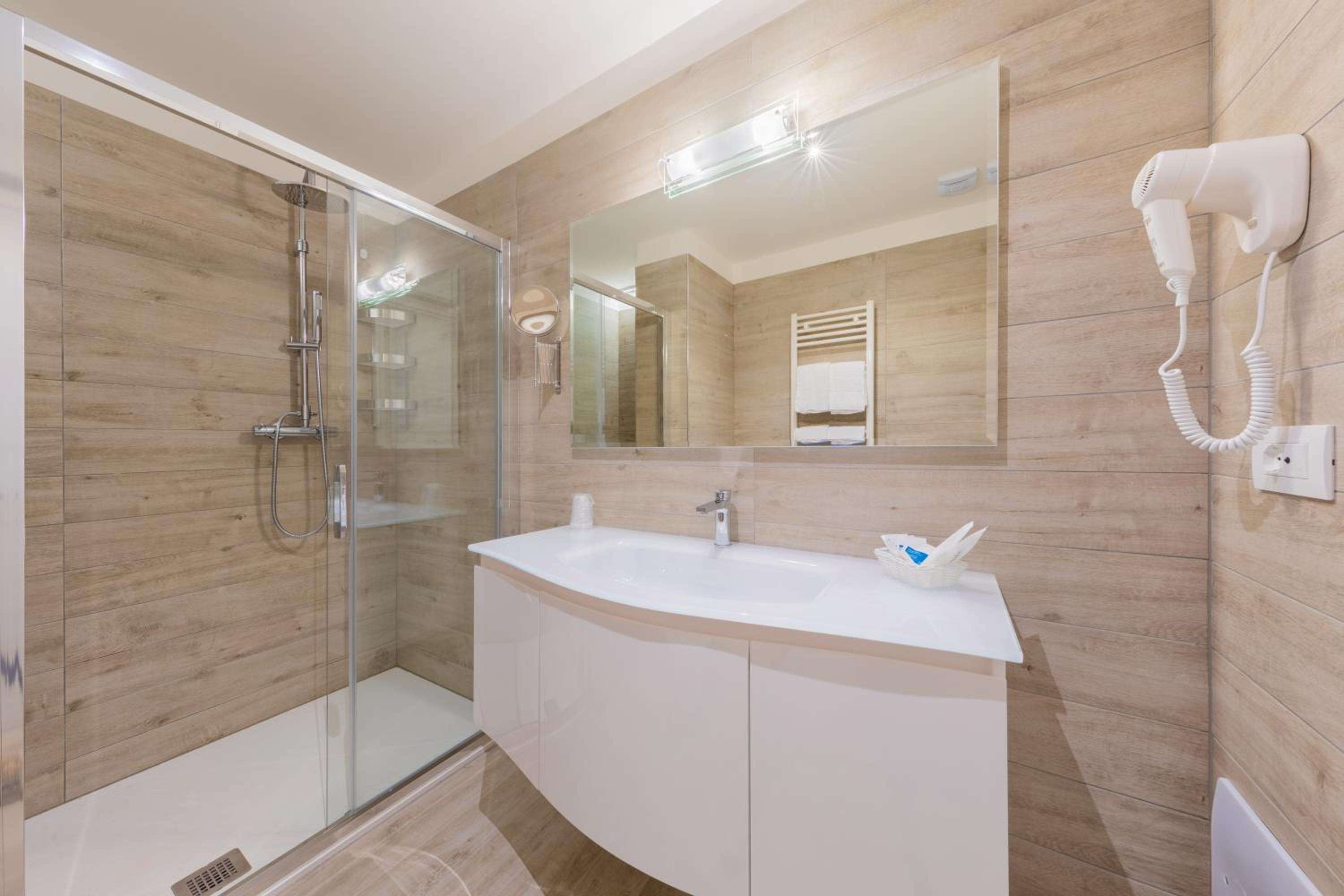 Deluxe Double Room with Side Sea View - Photo 11