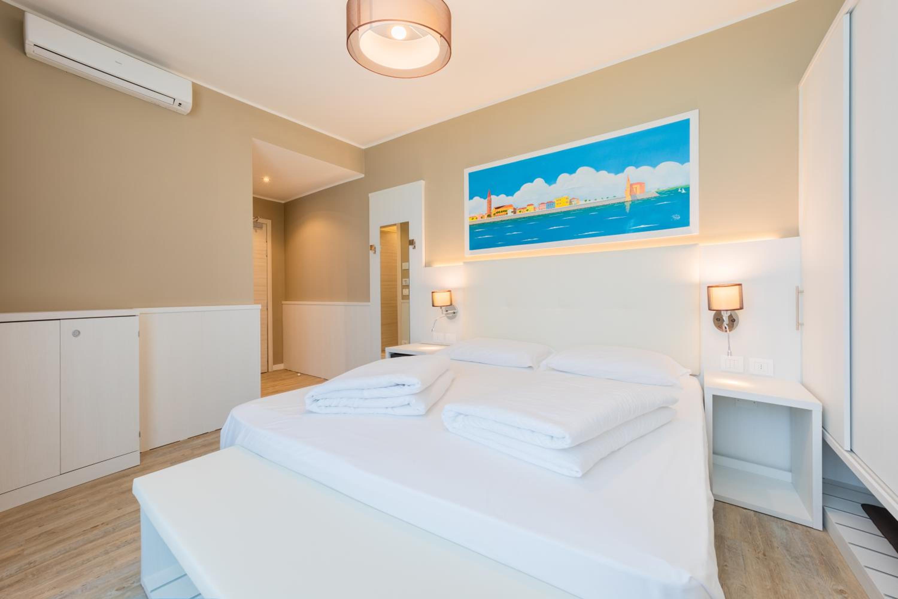 Deluxe Double Room with Side Sea View - Photo 5