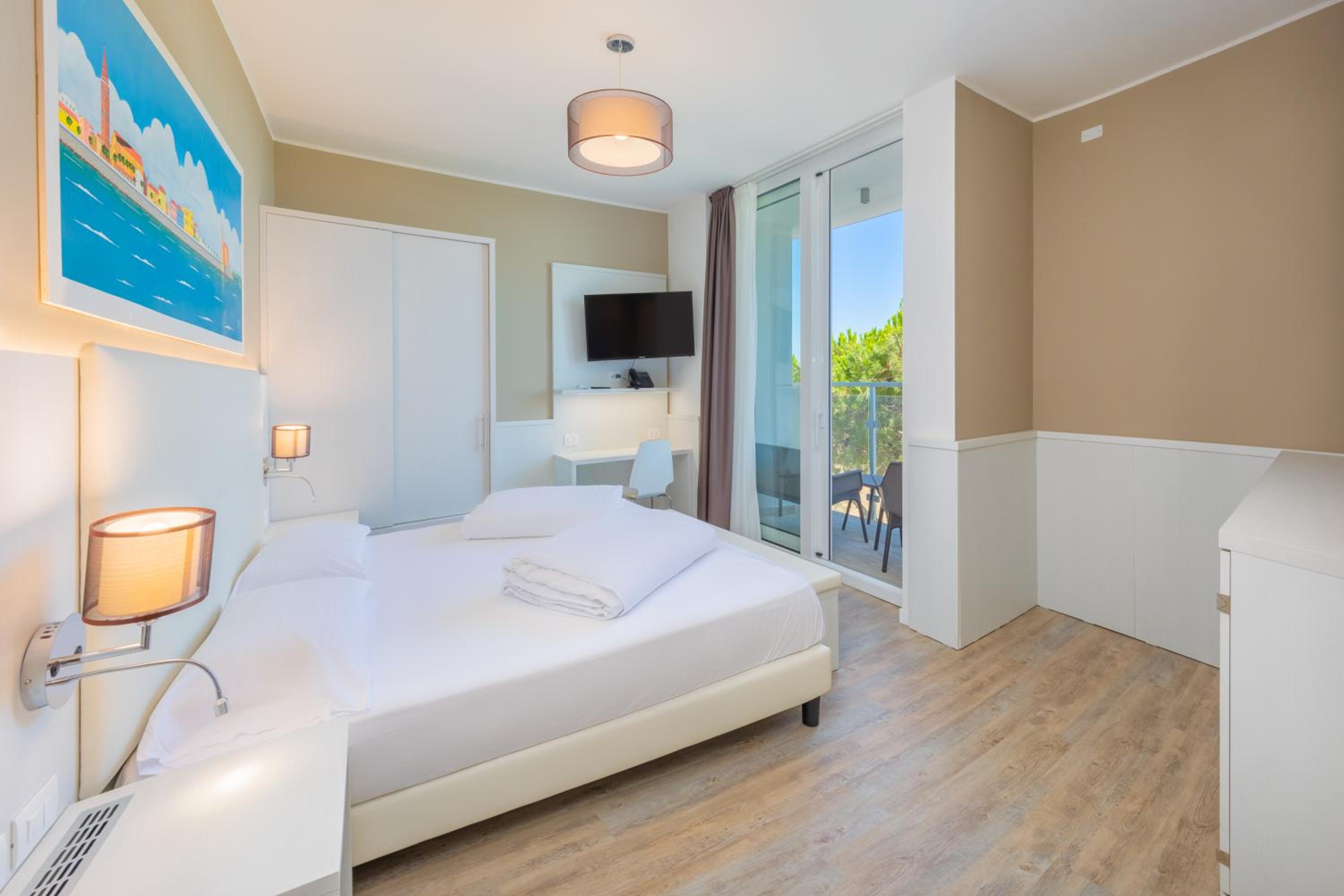 Deluxe Double Room with Side Sea View - Photo 8
