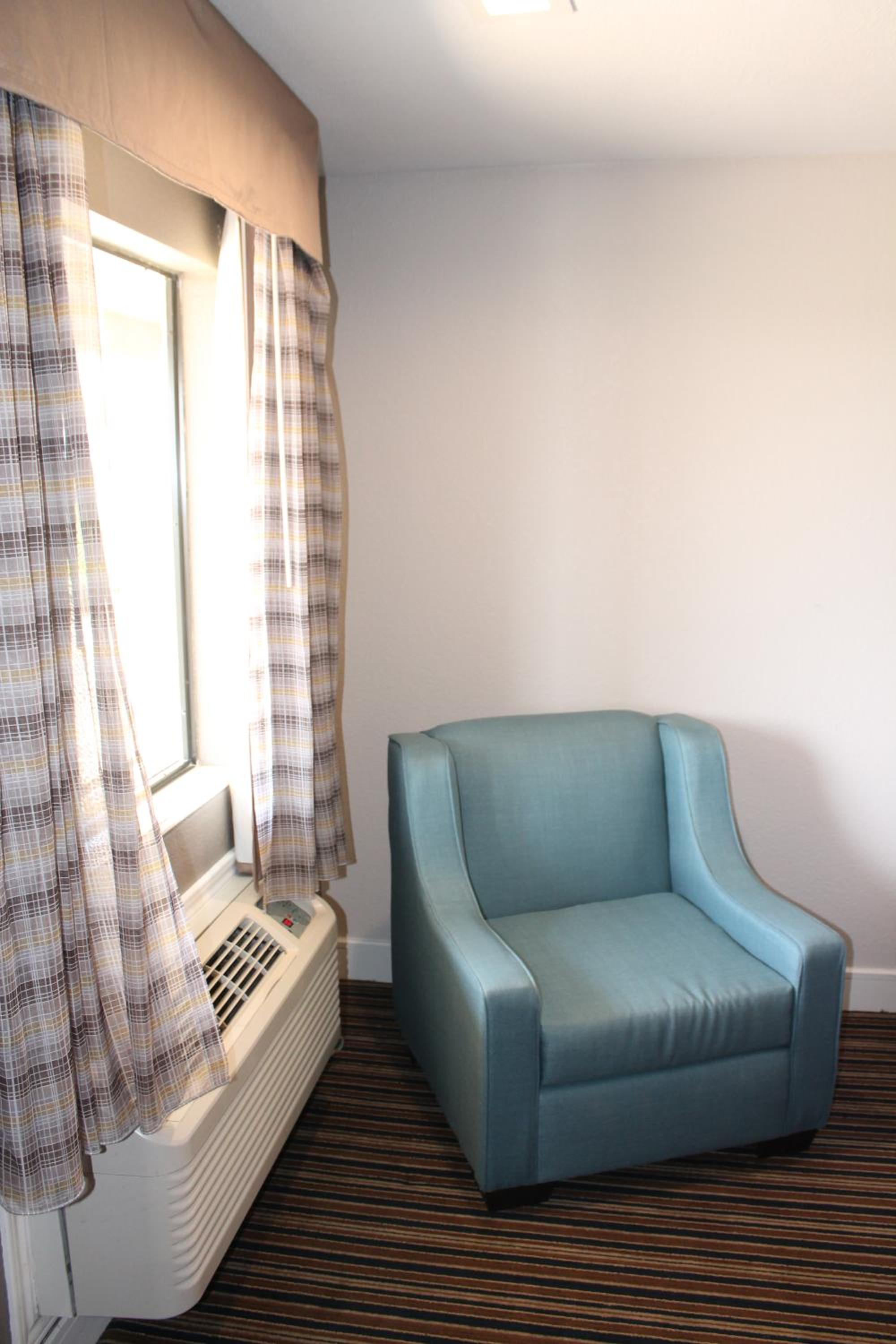 King Room - Non-Smoking - Photo 2