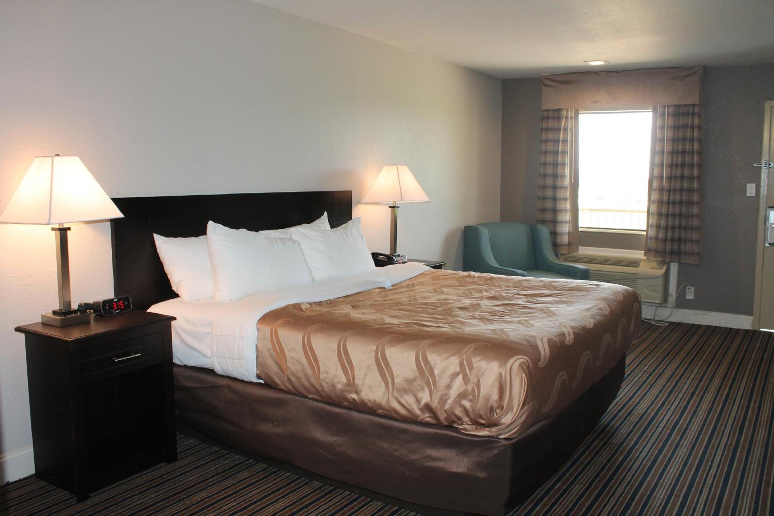 King Room - Non-Smoking - Photo 3