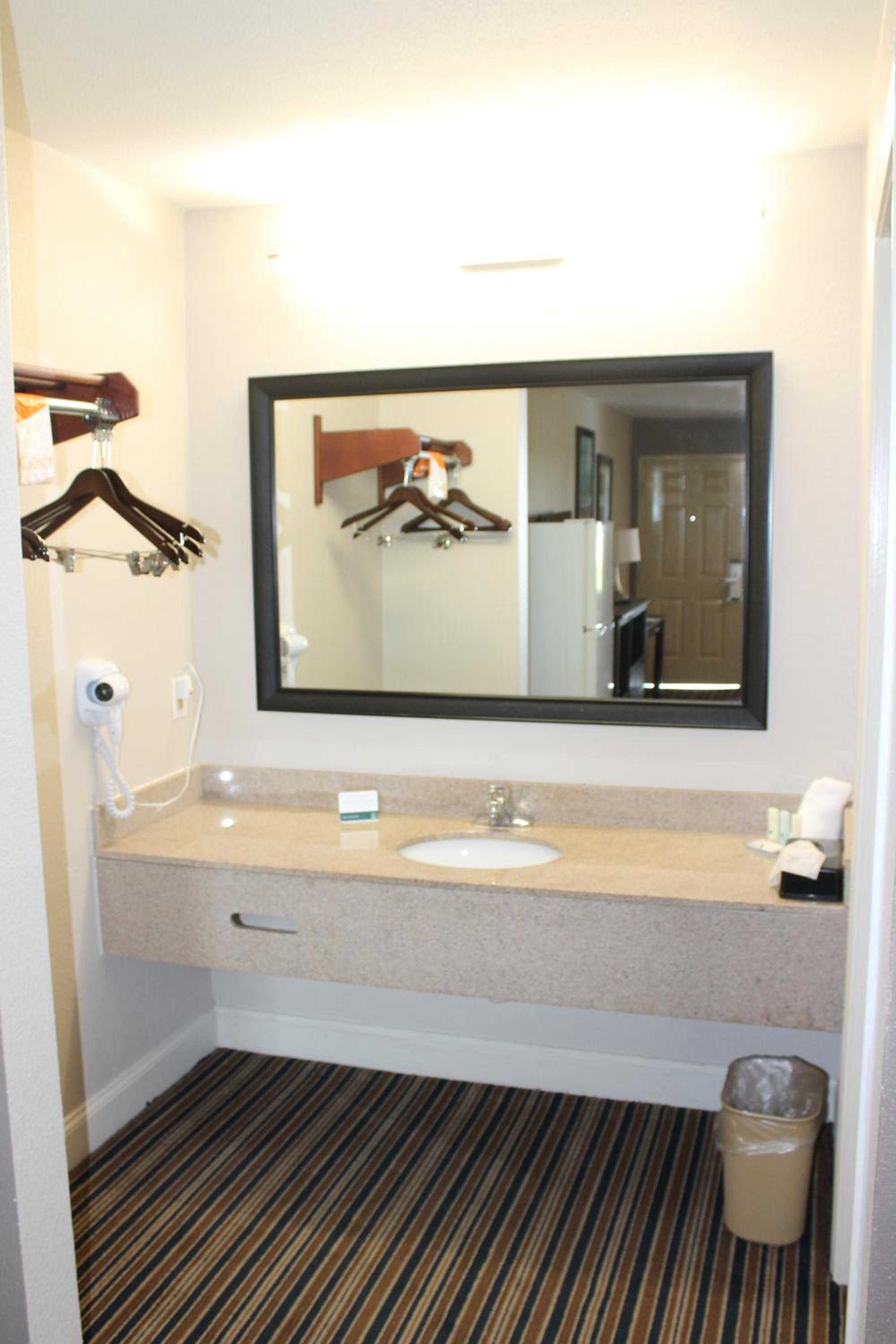 King Room - Non-Smoking - Photo 4