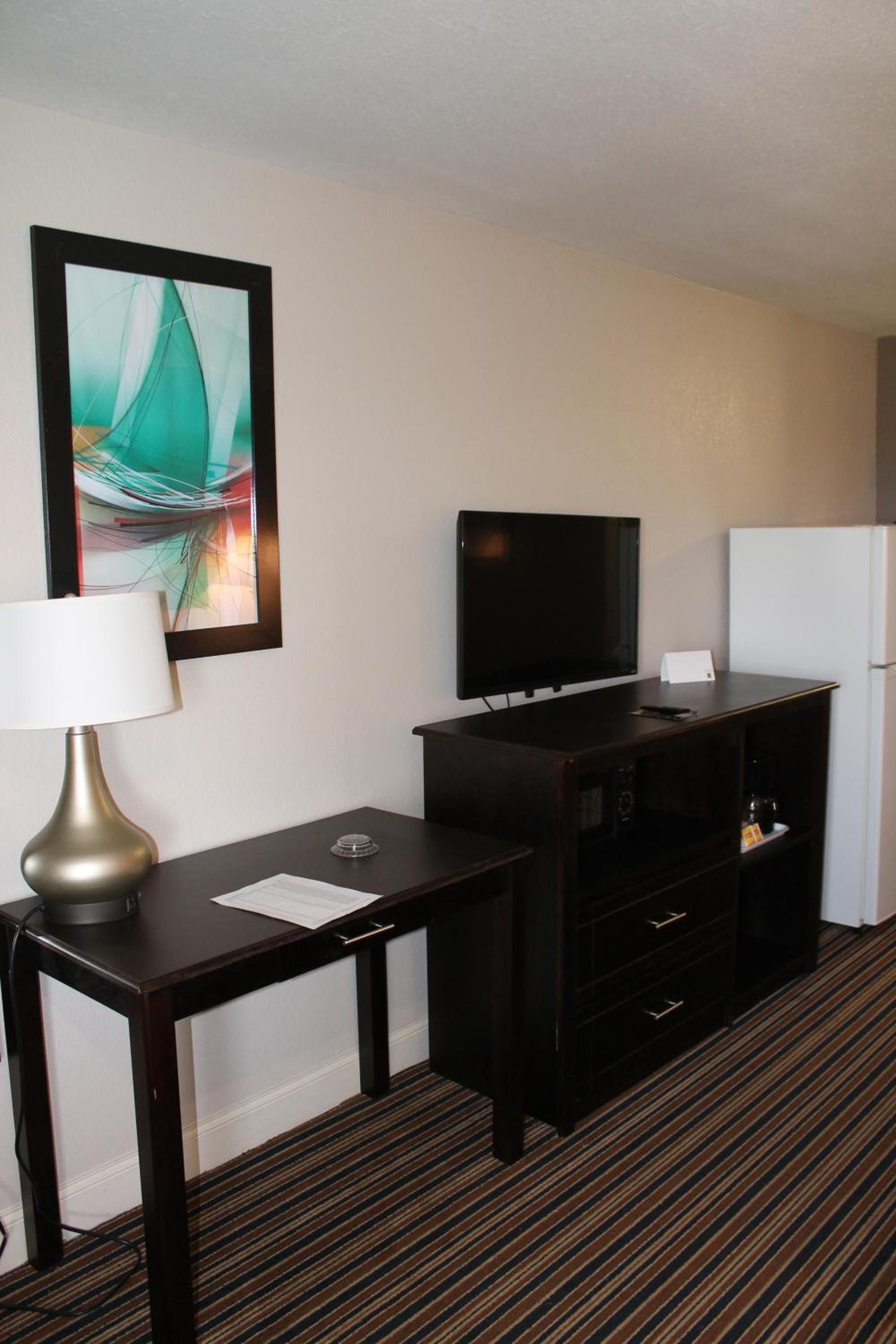 King Room - Non-Smoking - Photo 6