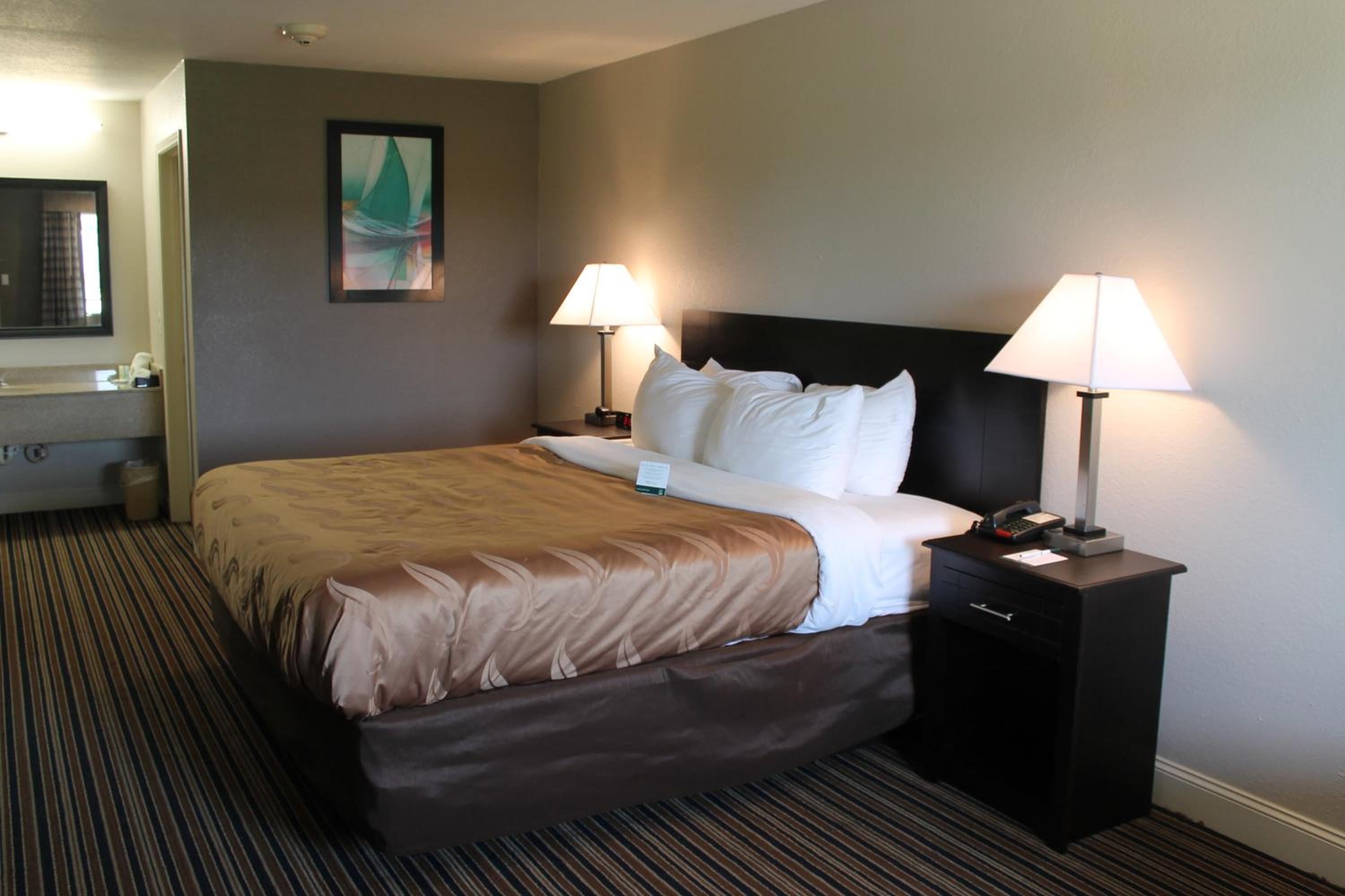 King Room - Non-Smoking - Photo 7