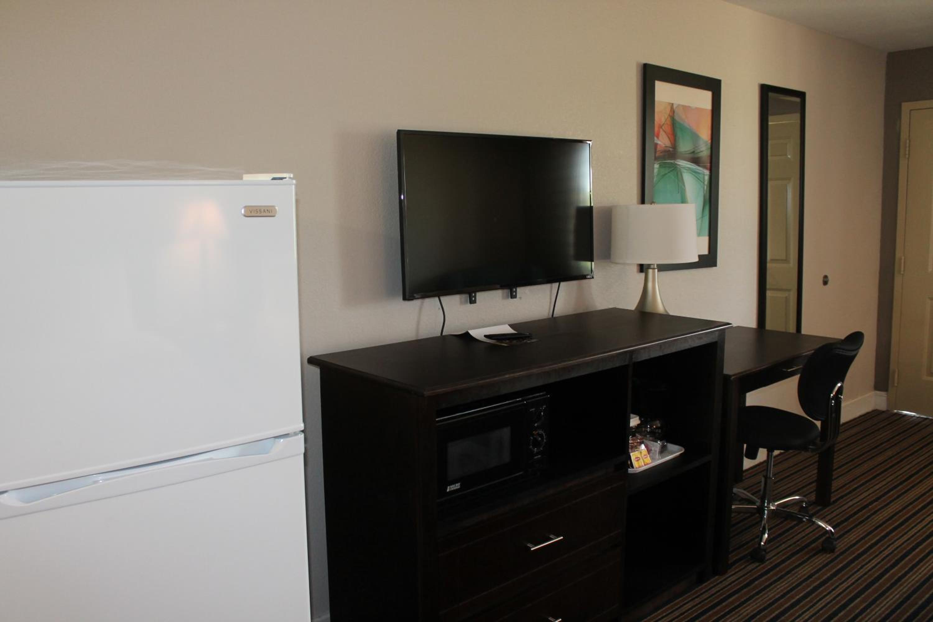 Queen Room with Two Queen Beds - Non-Smoking - Photo 4