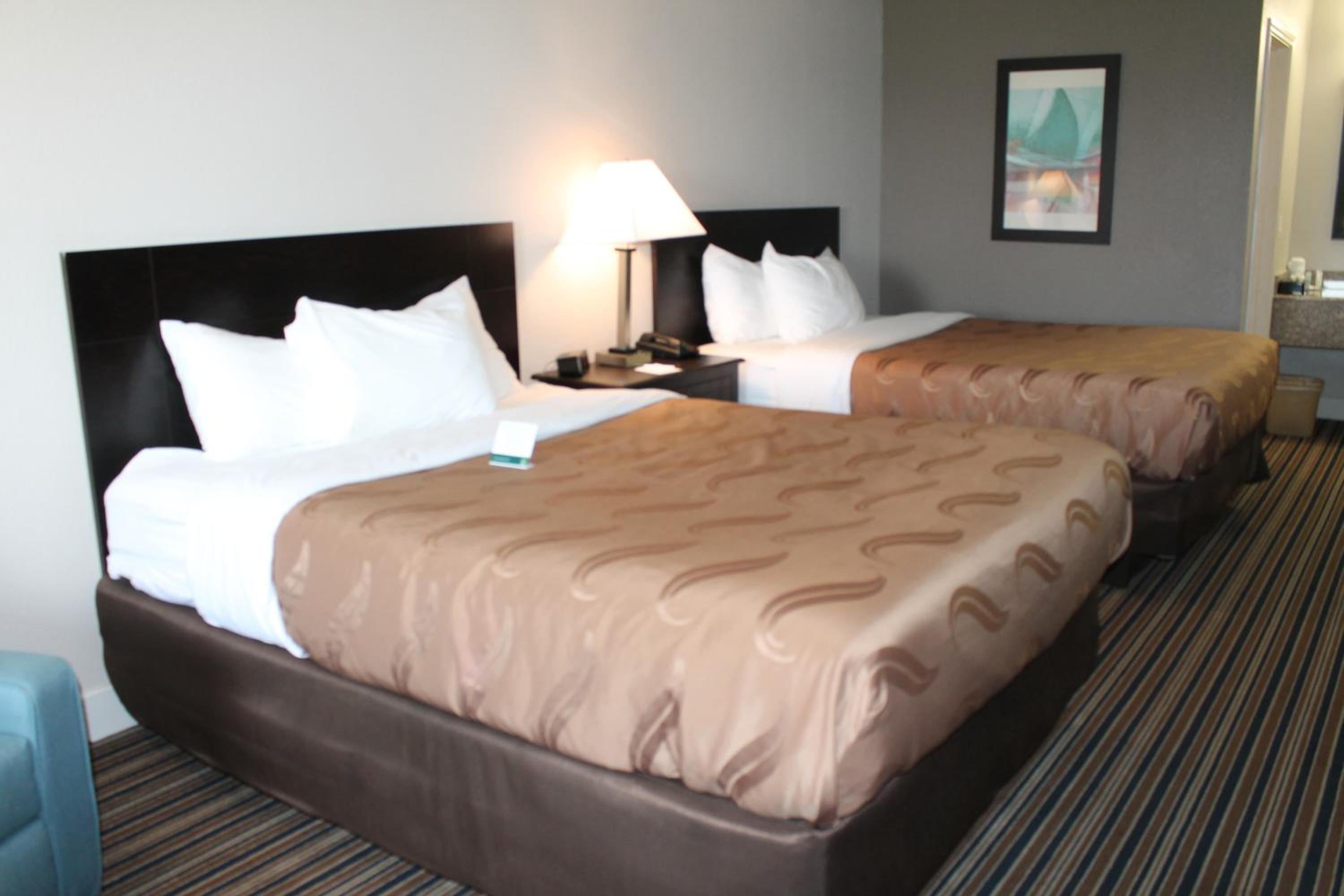 Queen Room with Two Queen Beds - Non-Smoking - Photo 5