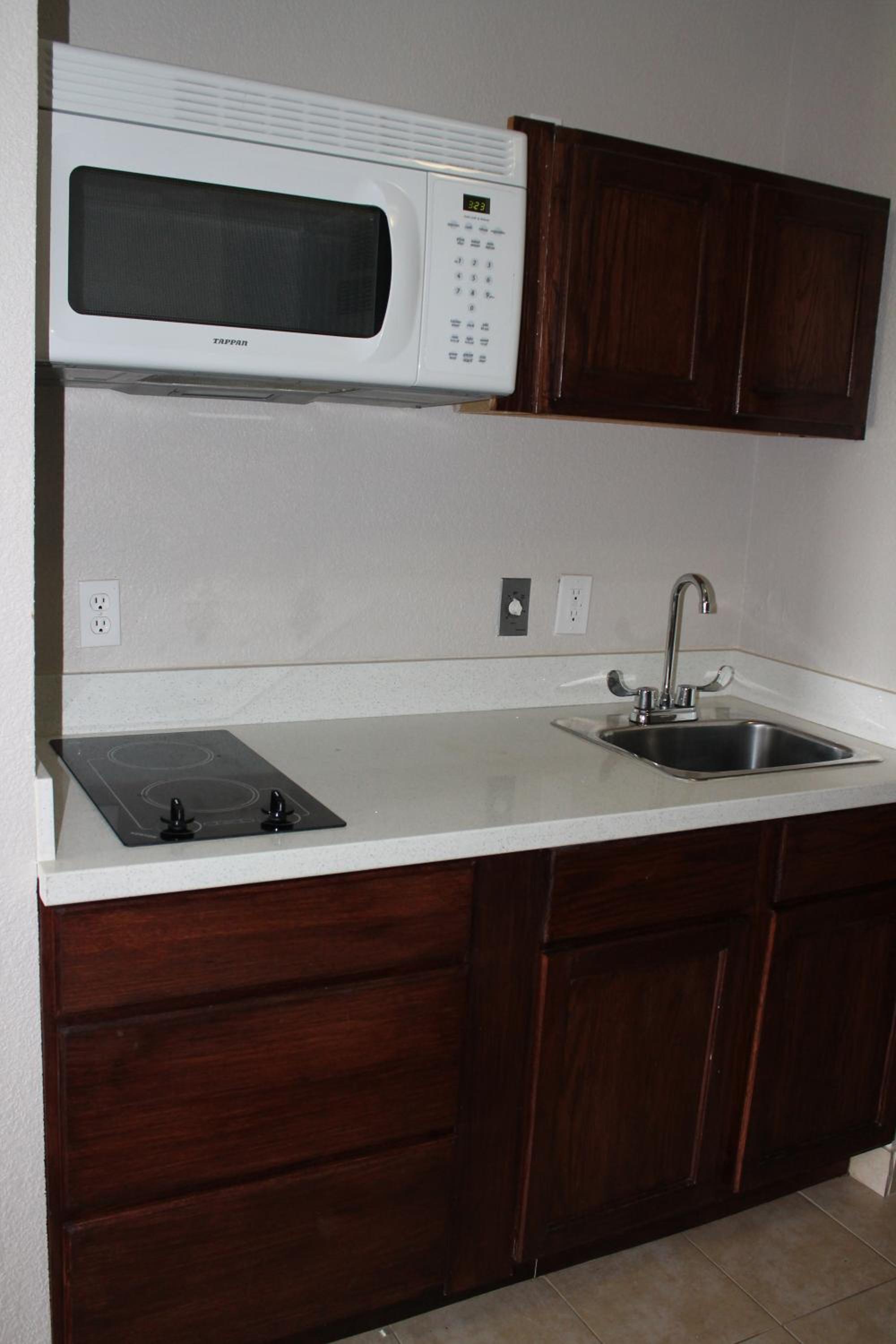 Queen suite with Kitchenette - Non-Smoking - Photo 12