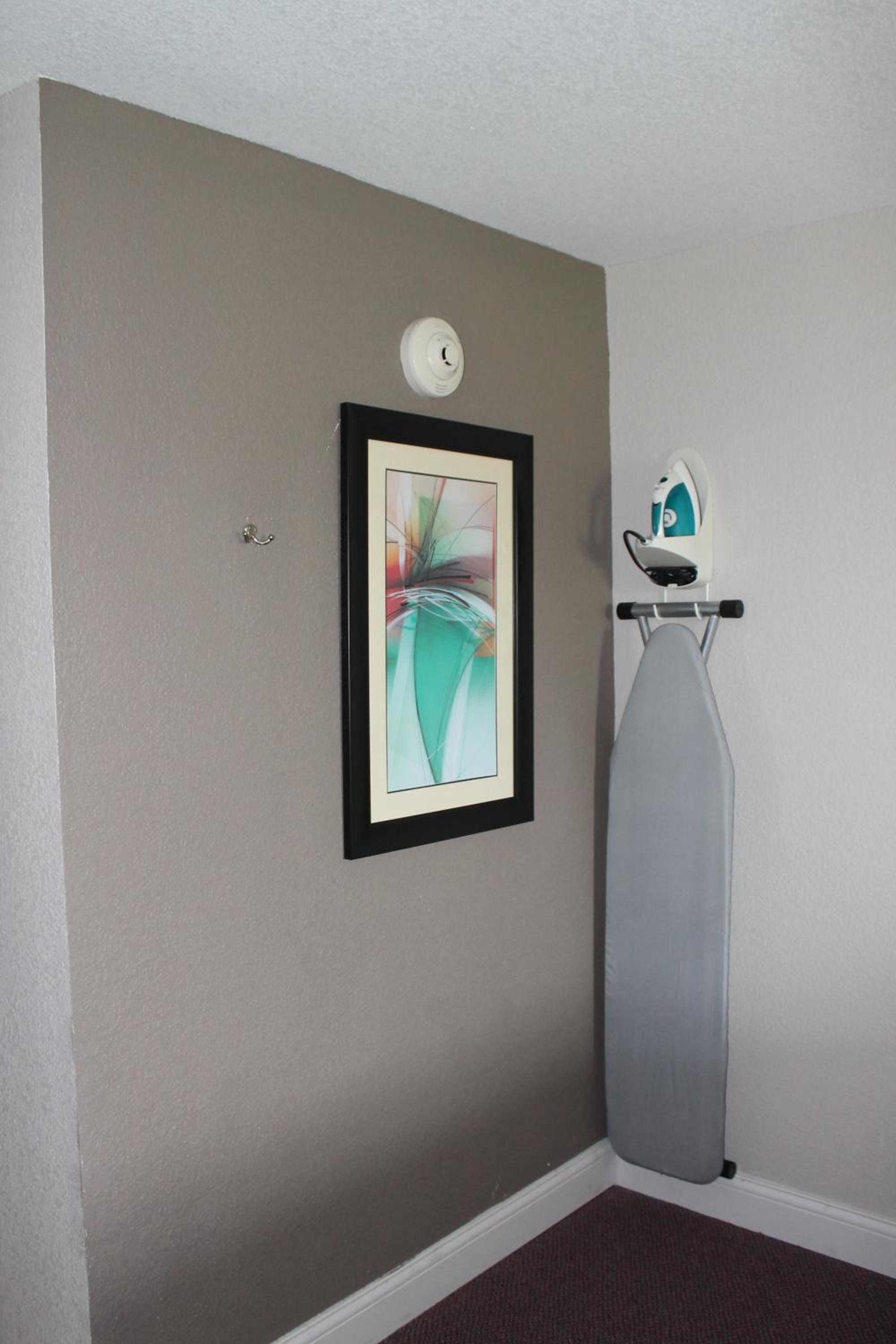 Queen suite with Kitchenette - Non-Smoking - Photo 11