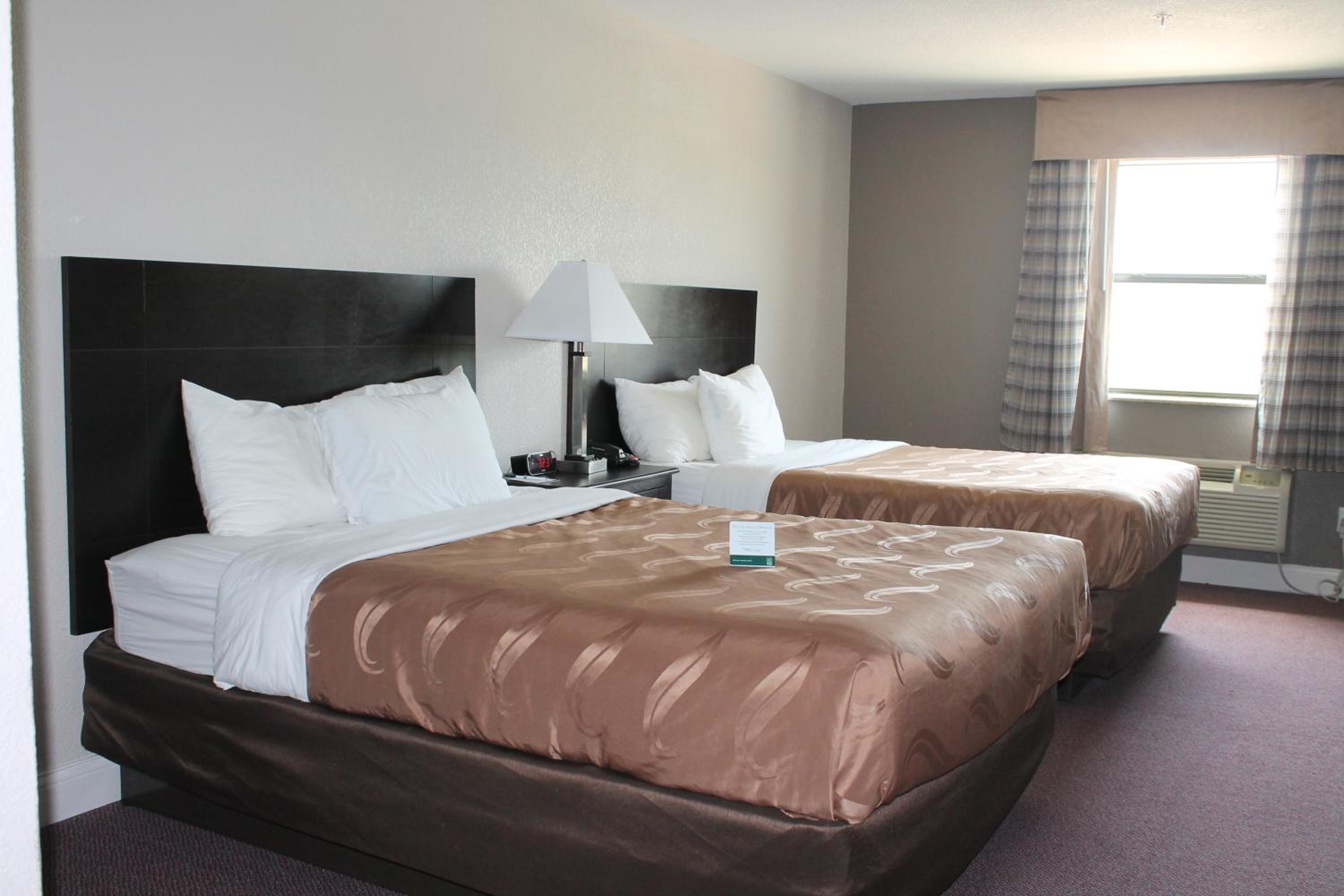 Queen Room with Two Queen Beds - Non-Smoking - Photo 2