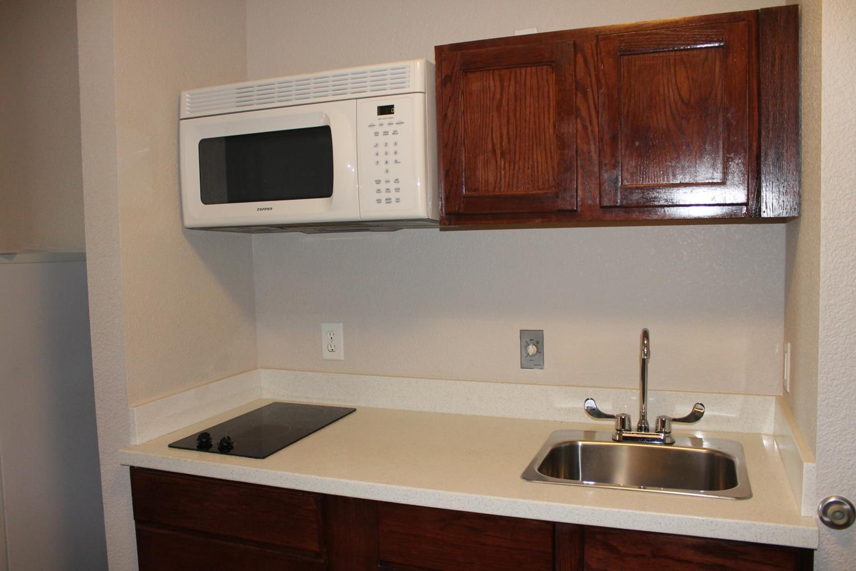Queen suite with Kitchenette - Non-Smoking - Photo 2