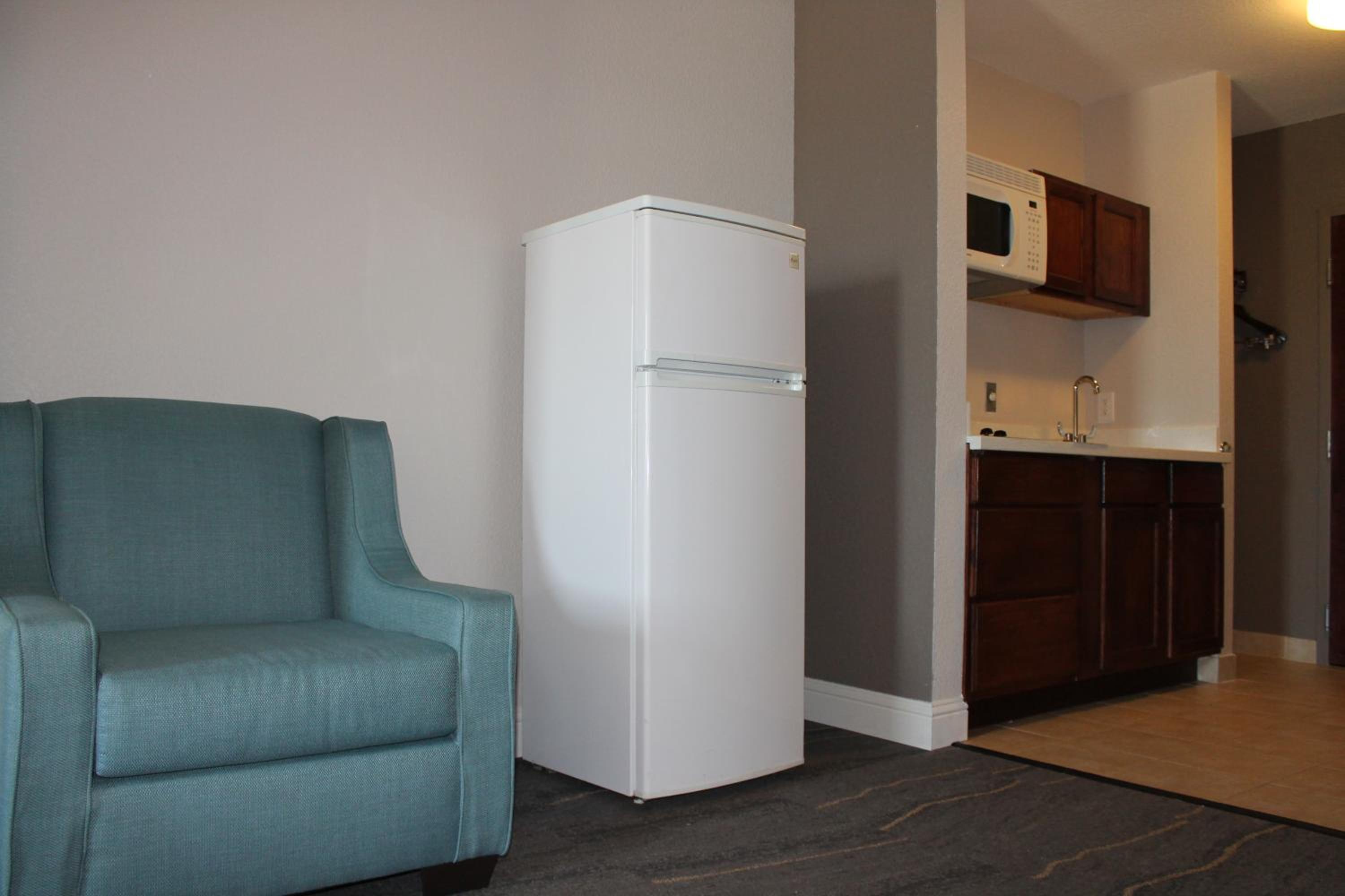 Queen suite with Kitchenette - Non-Smoking - Photo 9
