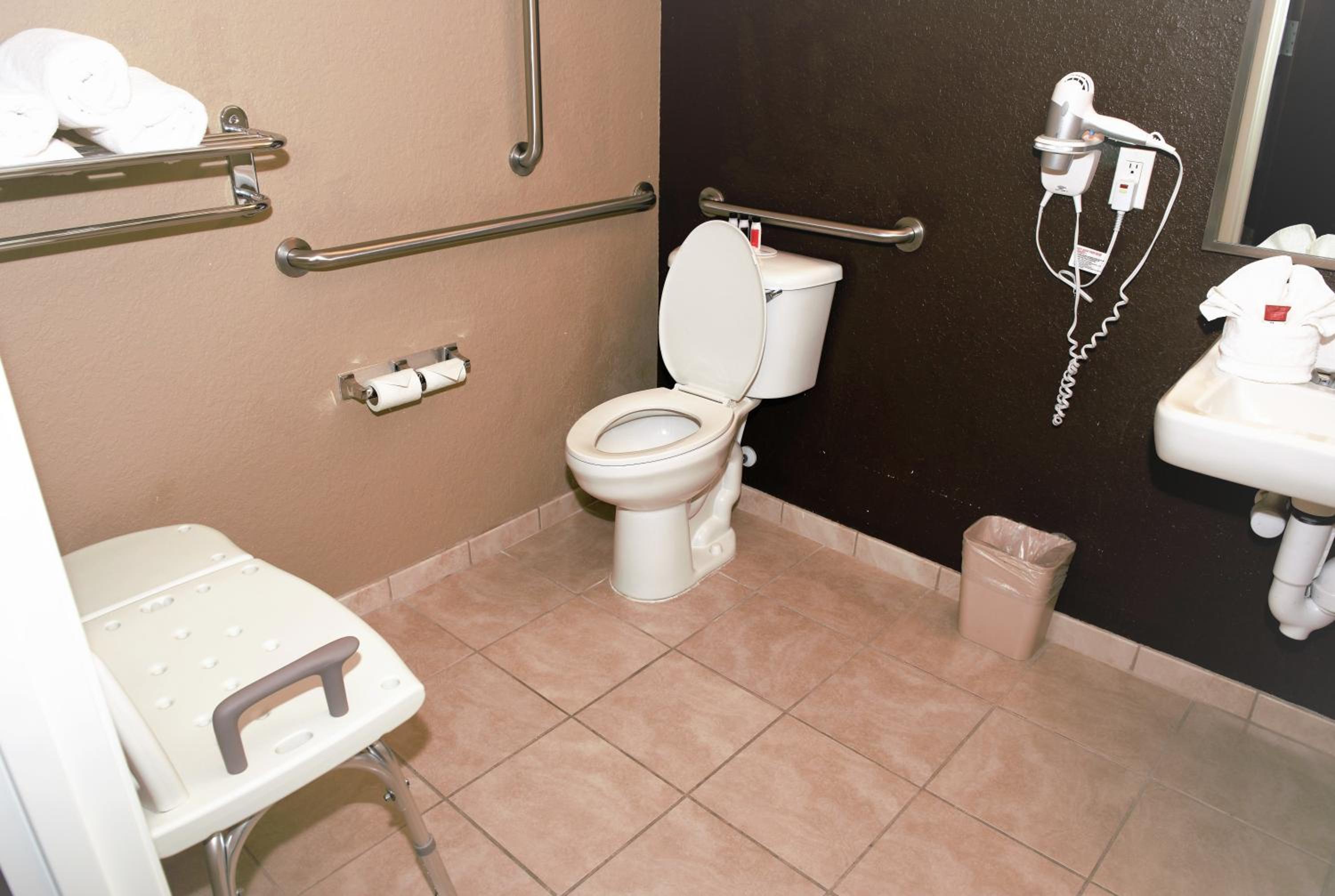 Queen Room with Roll-In Shower - Mobility/Hearing Accessible - Non-Smoking - Photo 12