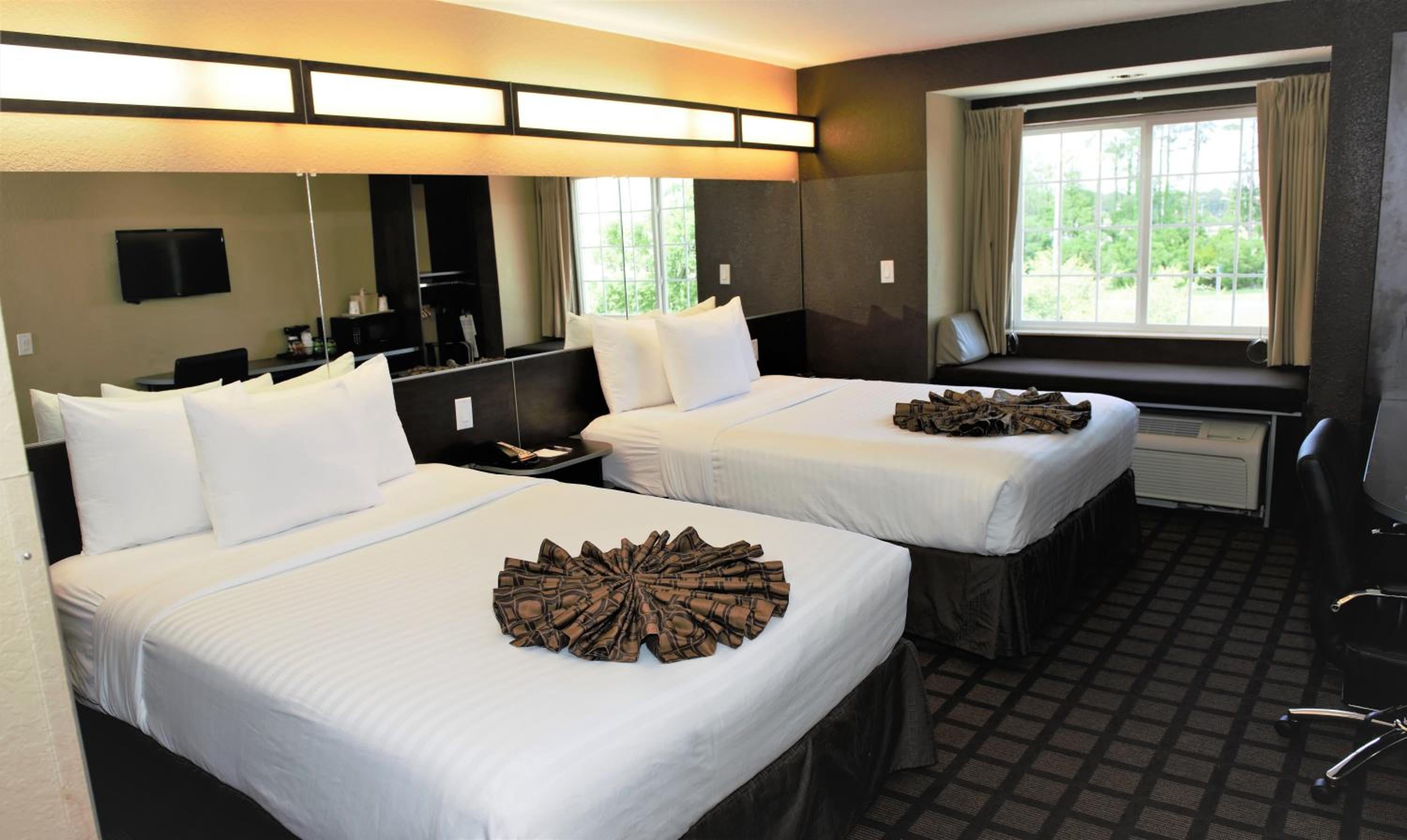 Queen Room with Two Queen Beds - Non-Smoking - Photo 1
