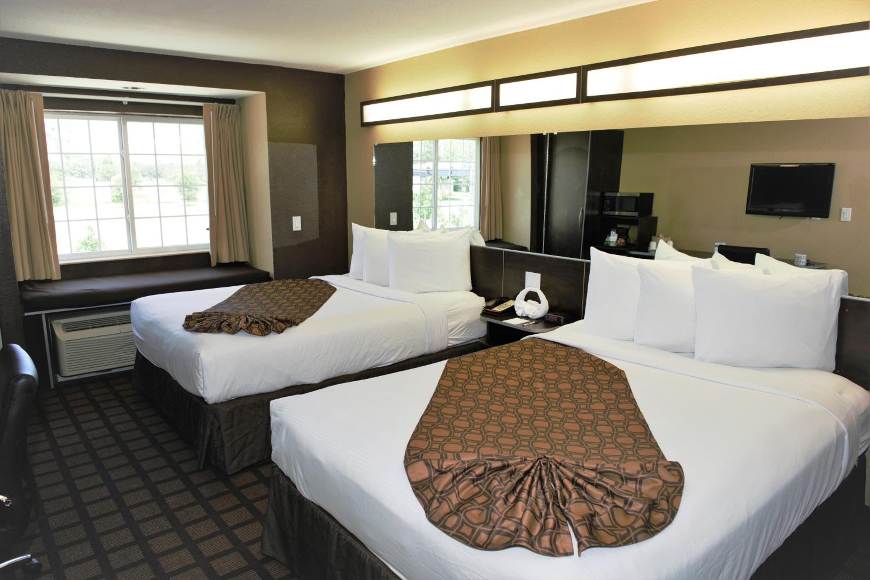 Queen Room with Two Queen Beds - Non-Smoking - Photo 4