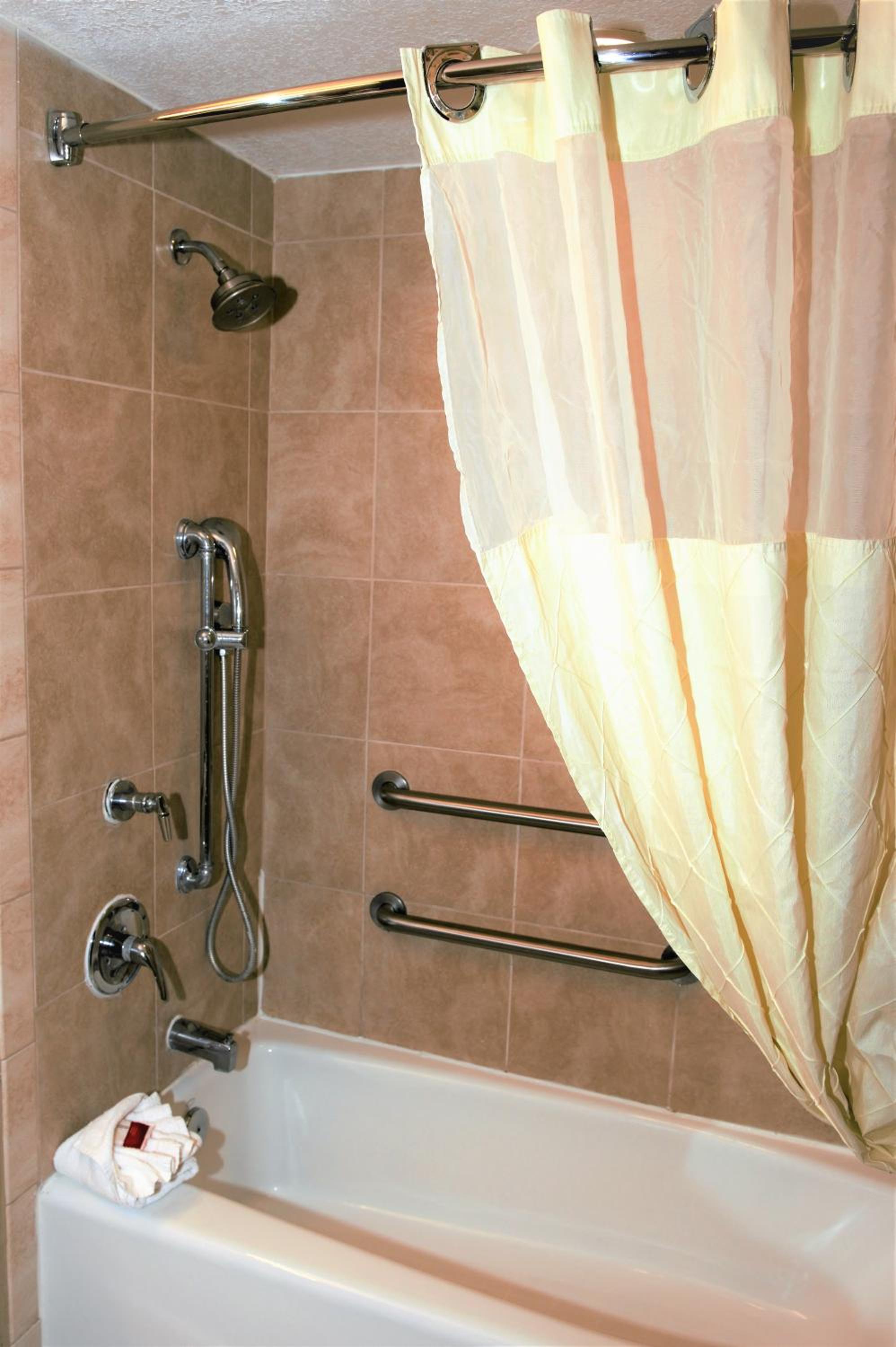 Queen Room with Roll-In Shower - Mobility/Hearing Accessible - Non-Smoking - Photo 3