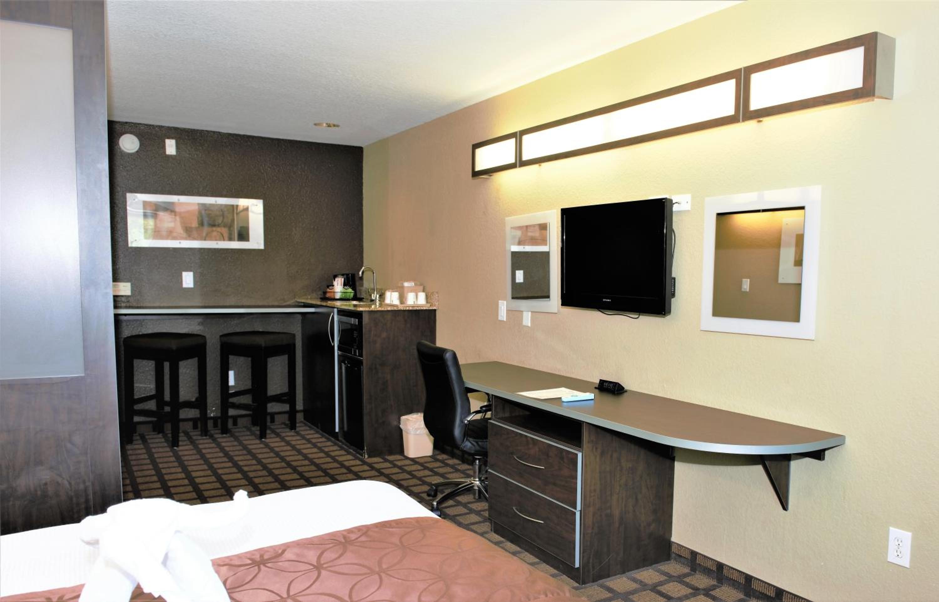 Deluxe Queen Room with Bath Tub - Mobility/Hearing Accessible - Non-Smoking - Photo 7