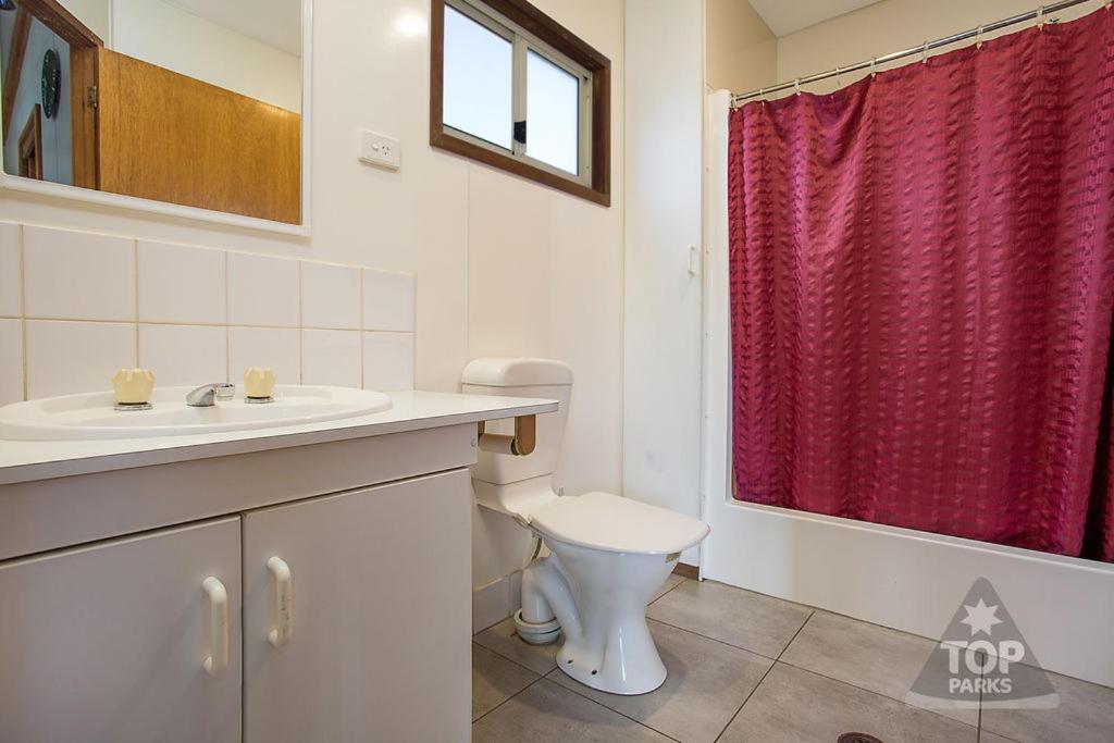 Deluxe Two-Bedroom Cabin - No Pets Allowed photo 3
