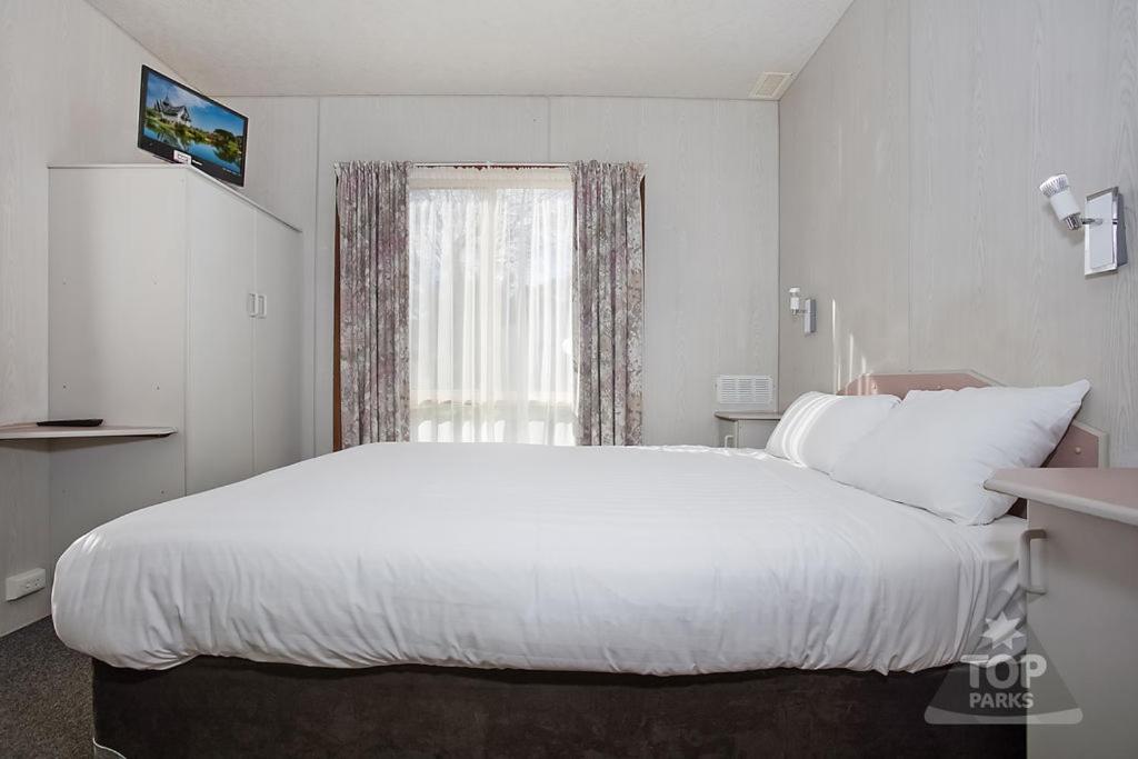 Superior Two-Bedroom Cabin - No Pets Allowed photo 2