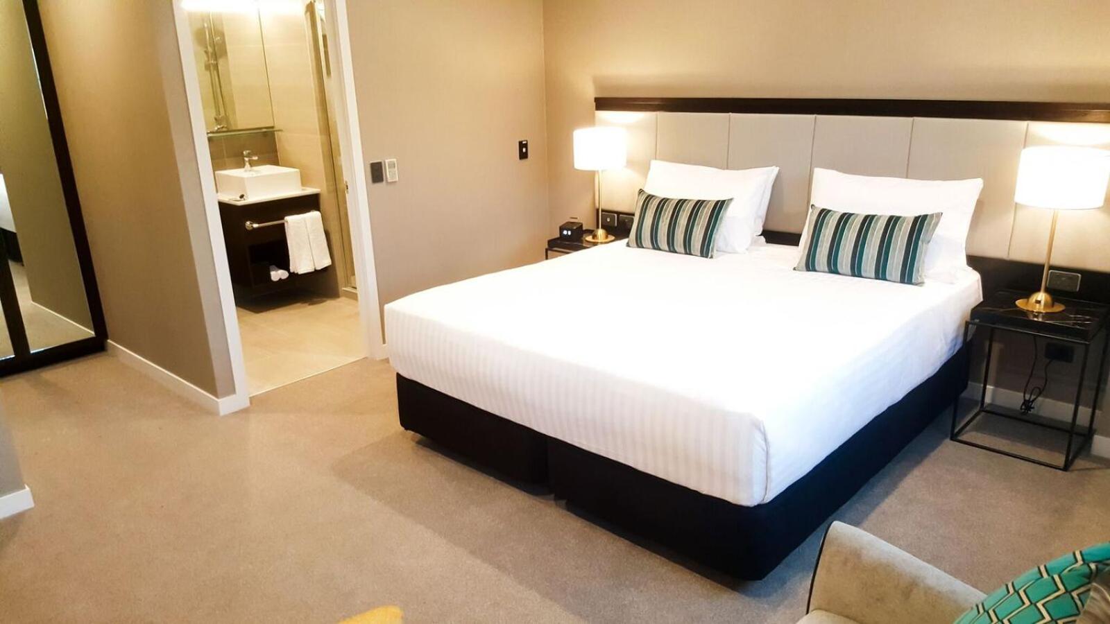 Superior King Room thumbnail 6