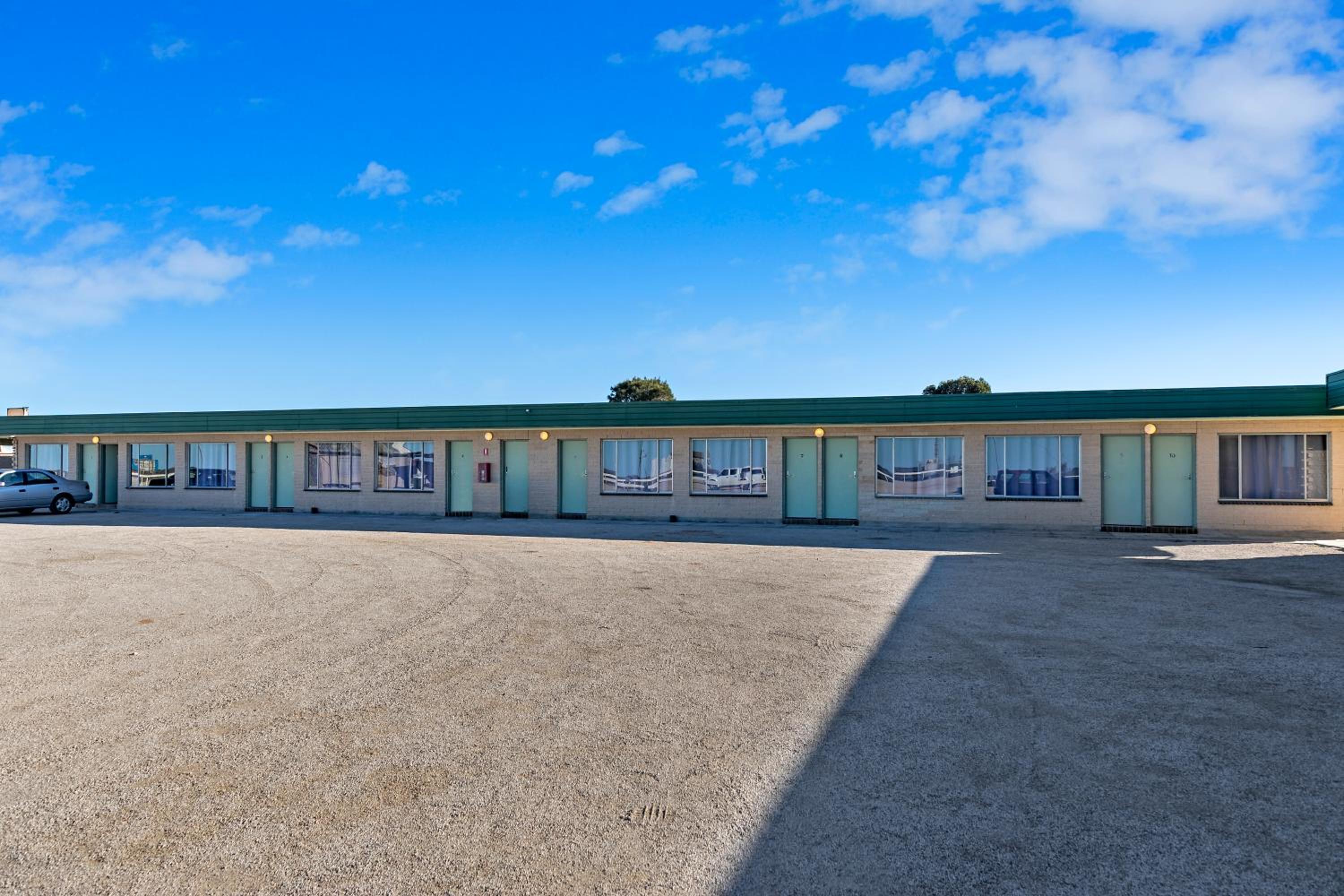 Motel Room - East Wing photo 3