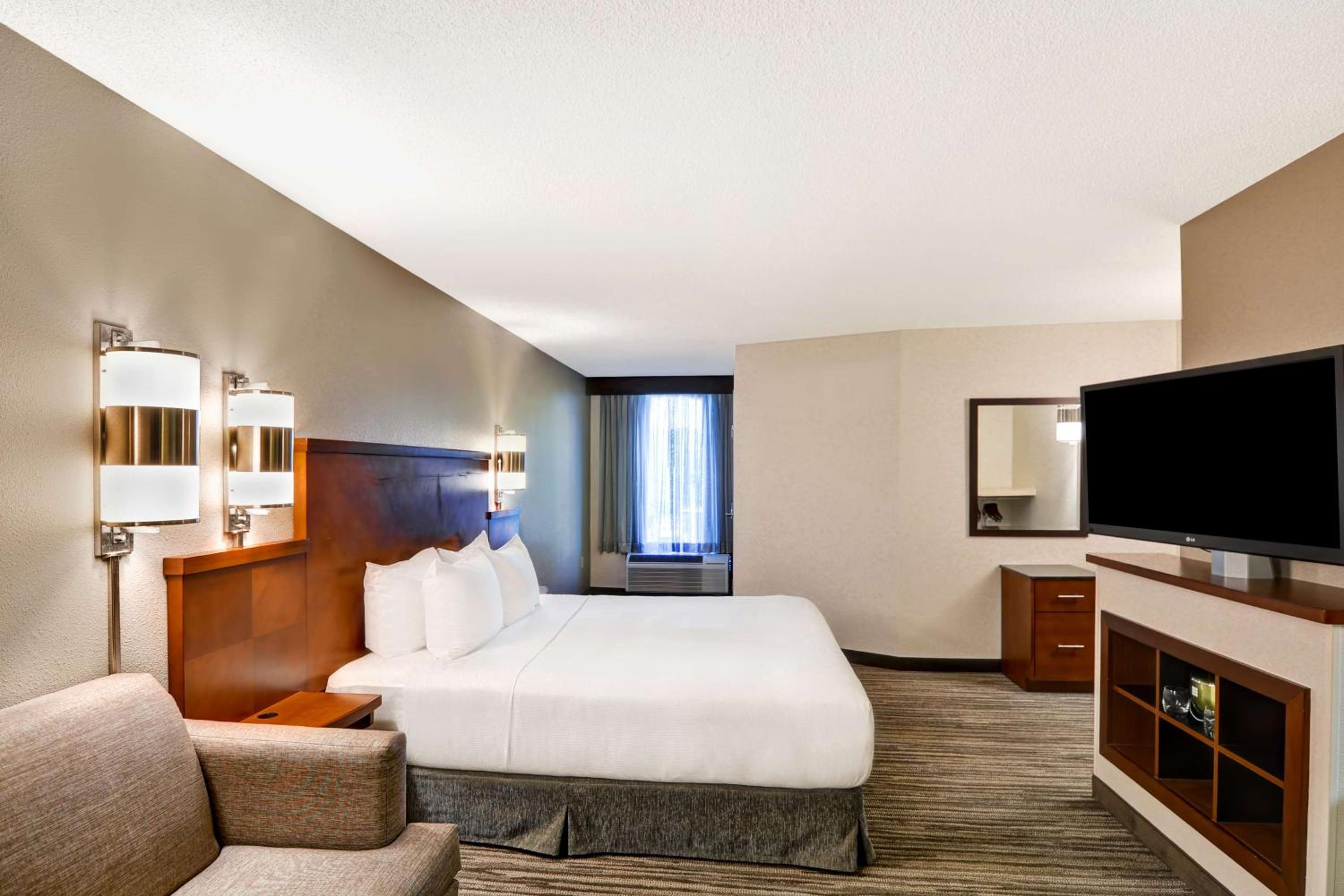 King Room with Accessible Tub - Disability Access - Photo 2