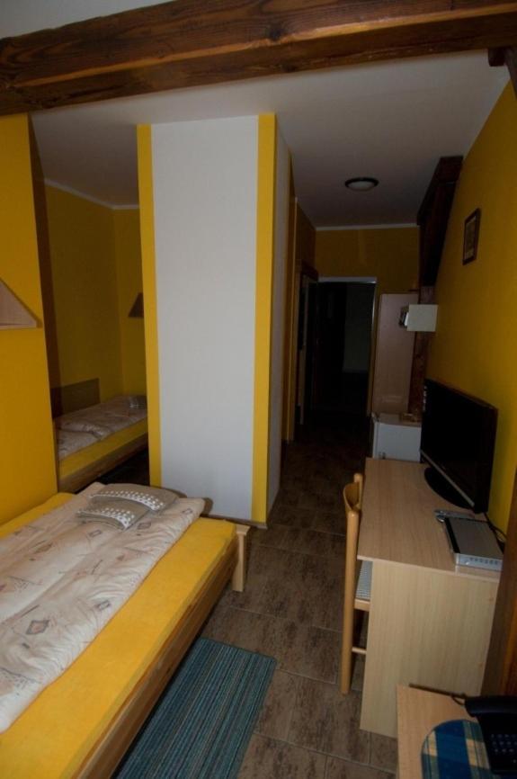 Double or Twin Room - Photo 5