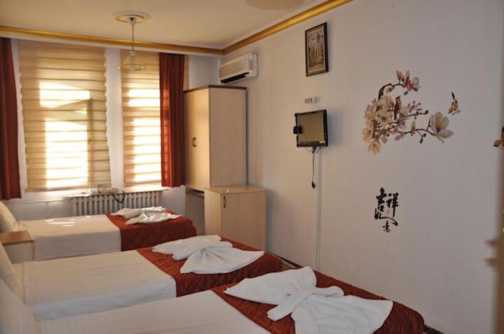 Economy Triple Room photo 1