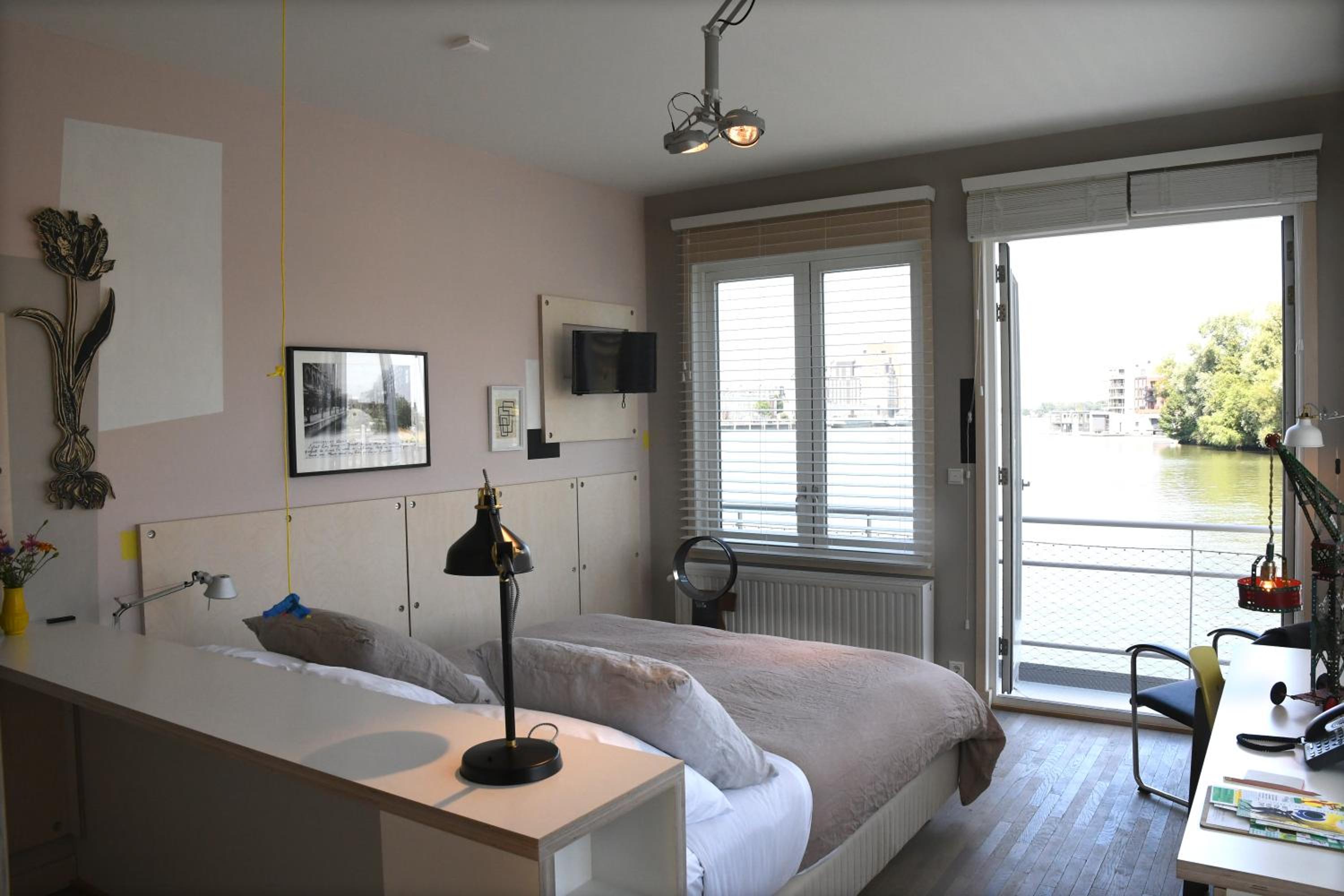 Large Double Room / Floating Room - Photo 1