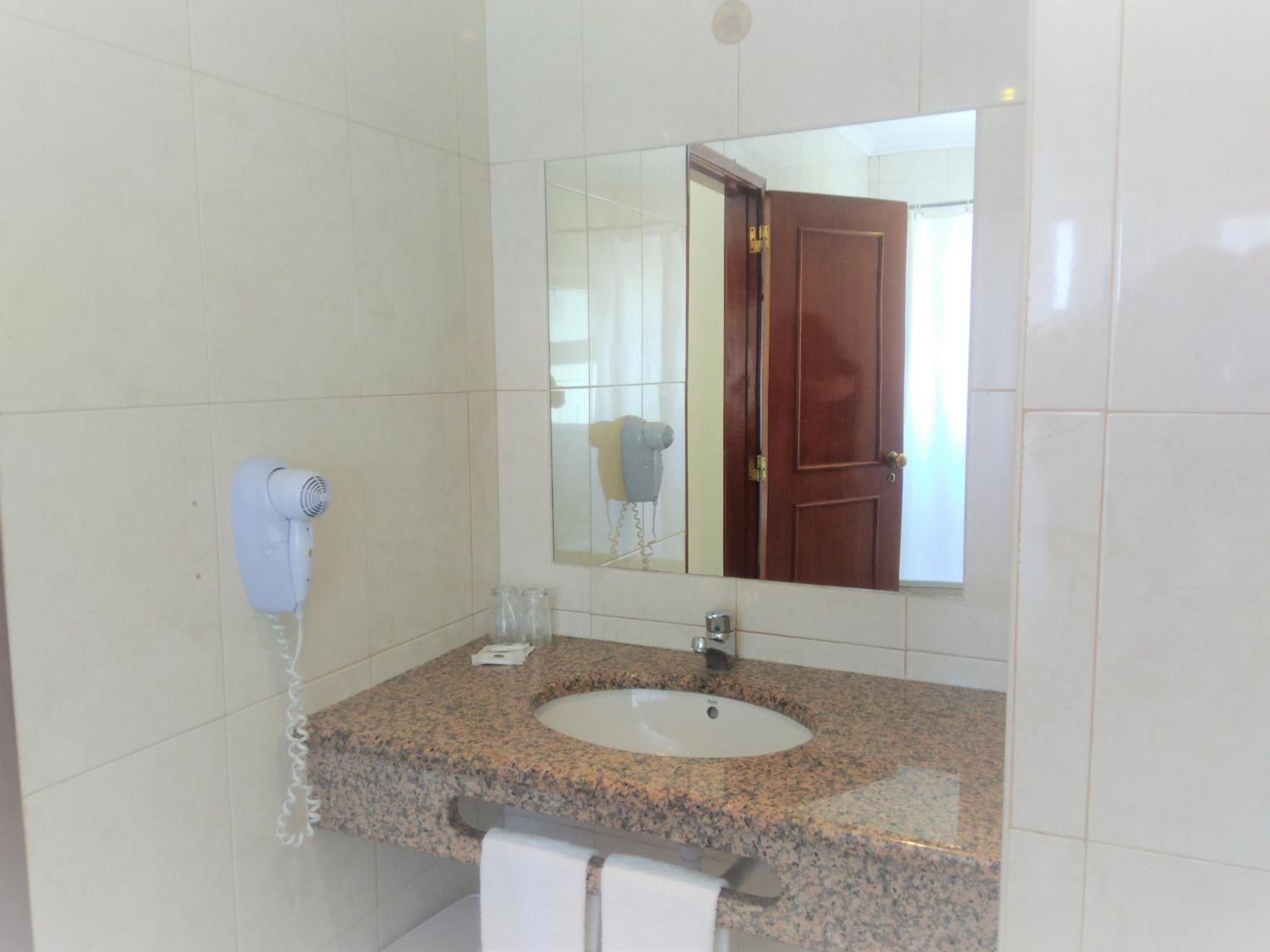 Standard Double or Twin Room - Photo 7